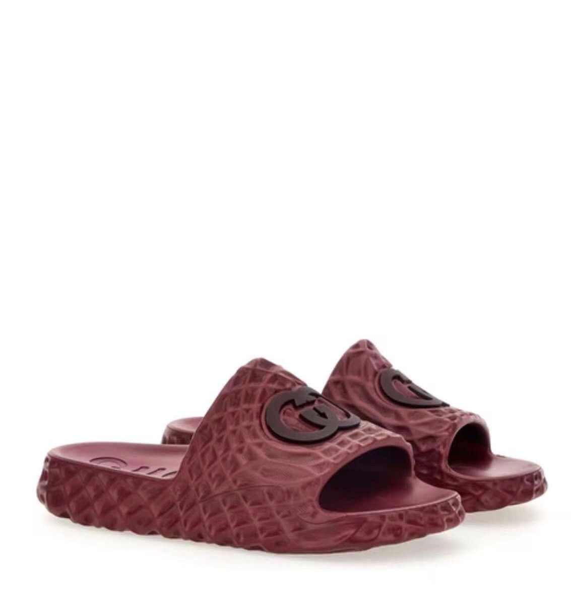 o1loc1c0625 Interlocking G Slide Sandals in Red