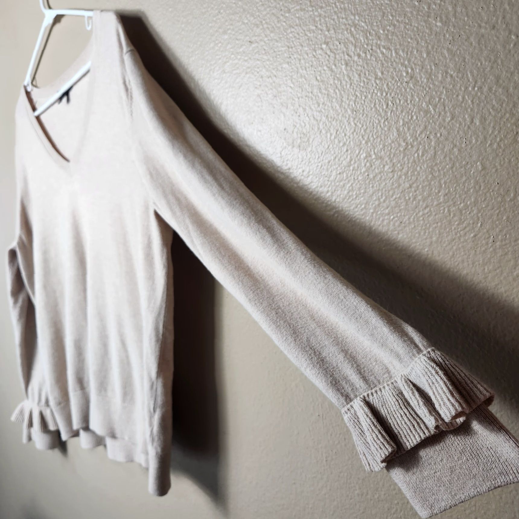 Banana Republic Banana Republic Womens XL Beige Cotton Blend Ruffle Cuff V-neck Sweater Size XL / US 12-14 / IT 48-50 - 3 Thumbnail