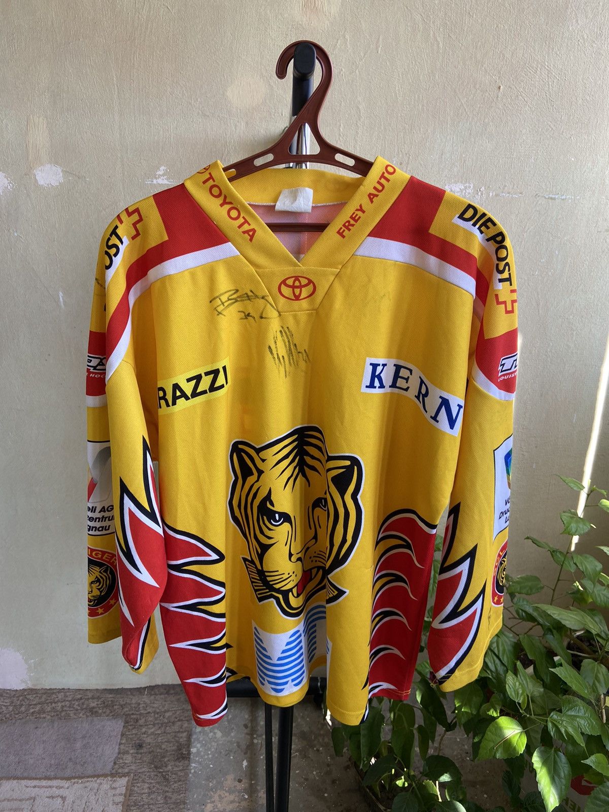 NHL SCL Tiger Langnau Switzerland NFL hockey Bauer Size US M / EU 48-50 / 2 - 1 Thumbnail