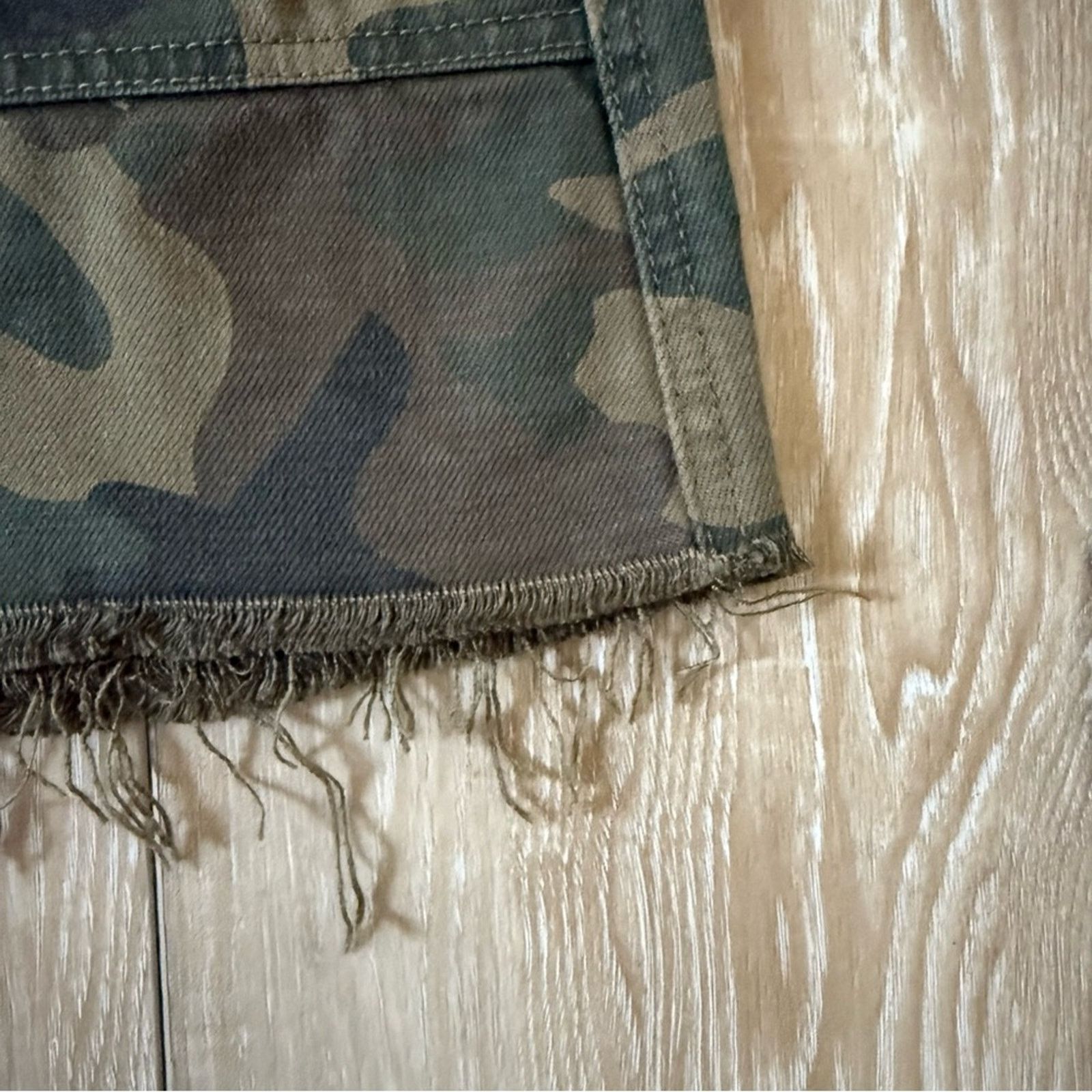BLANKNYC Blank NYC Chain of Command Green Camo Print Denim Mini Skirt Size 26" / US 2 / IT 38 - 6 Thumbnail