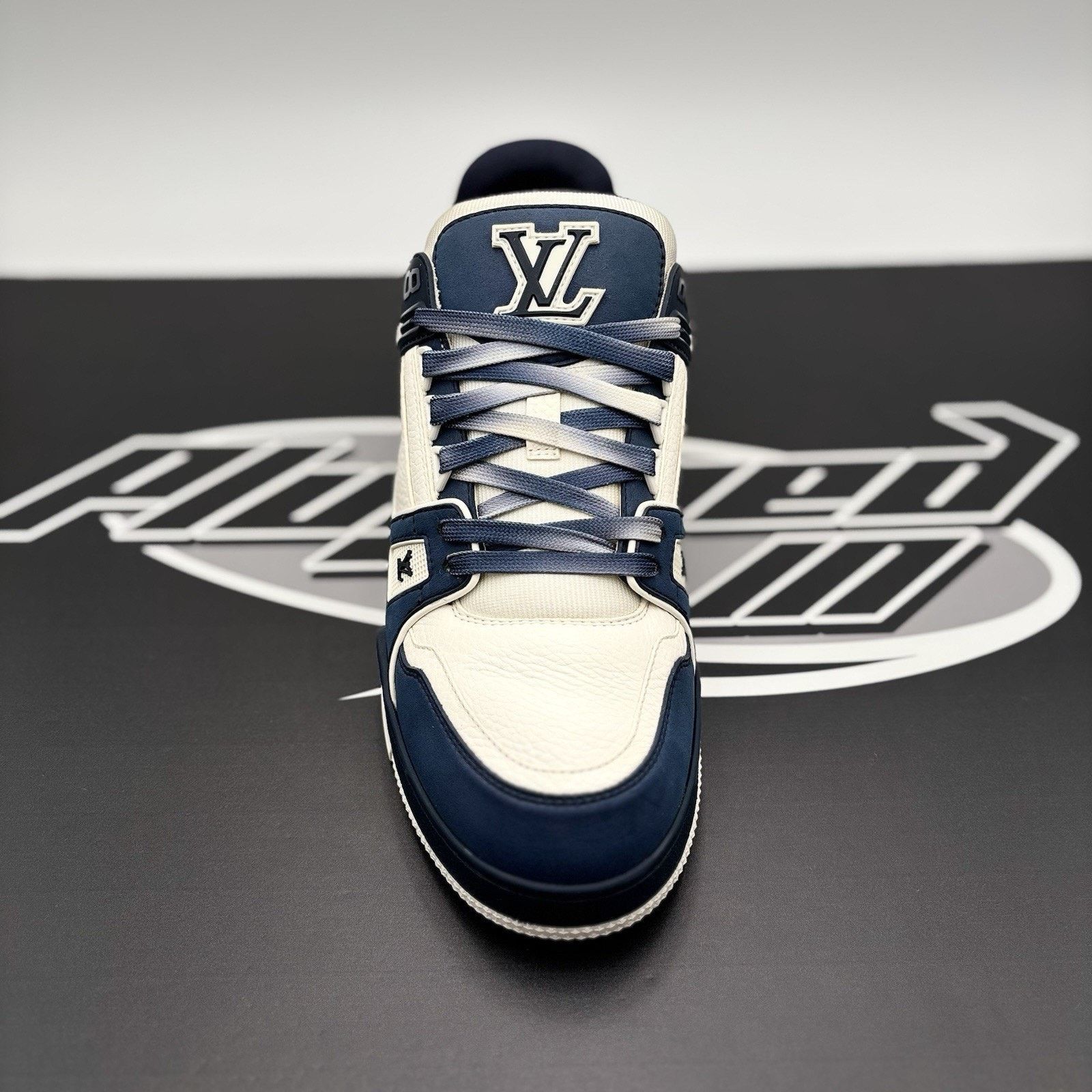 Louis Vuitton (7-7.5 US) Louis Vuitton Trainer ' White Navy '| GREAT COND! Size US 7.5 / EU 40-41 - 5 Thumbnail