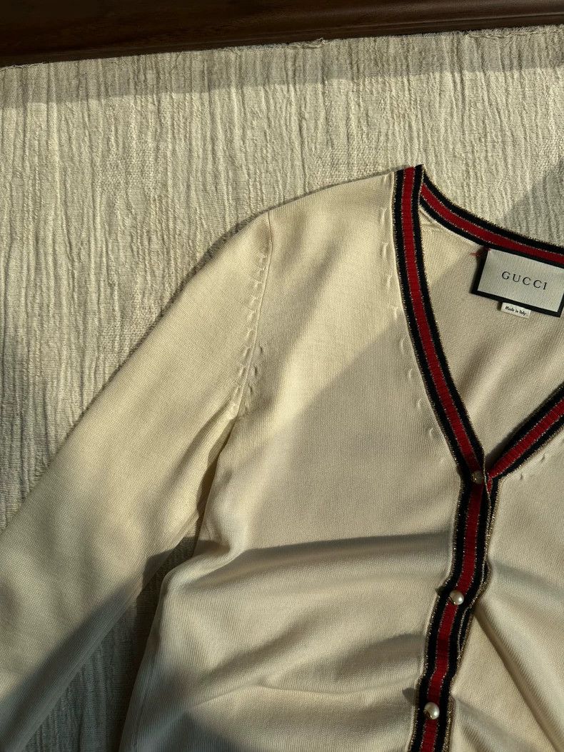 Other Gucci Pearl buckle V-neck black and red striped knitted ca Size S / US 4 / IT 40 - 6 Thumbnail