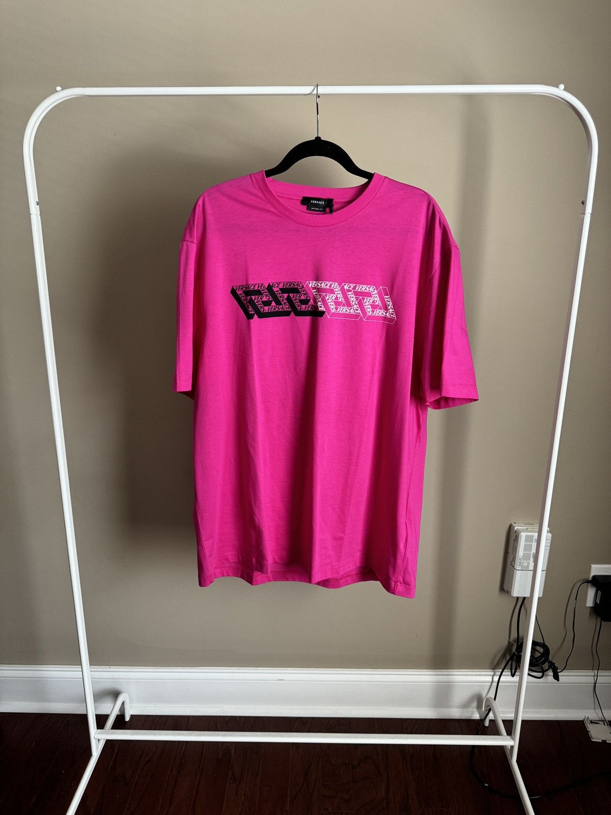 Versace Versace Fushia Black/White Graphic Logo T Shirt Size US XXL / EU 58 / 5 - 1 Thumbnail
