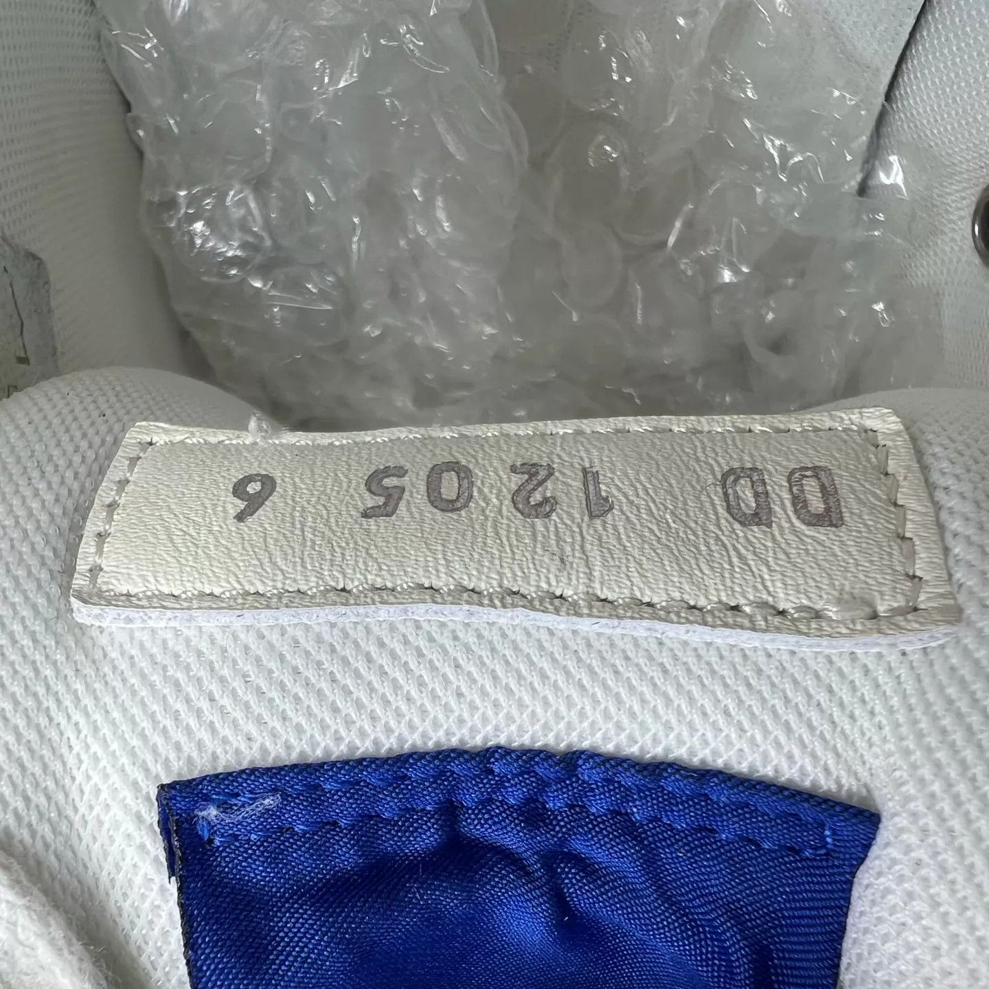 Louis Vuitton LV Classic White & Blue Size UK6/40 Worn Twice Size US 7 / EU 40 - 7 Thumbnail