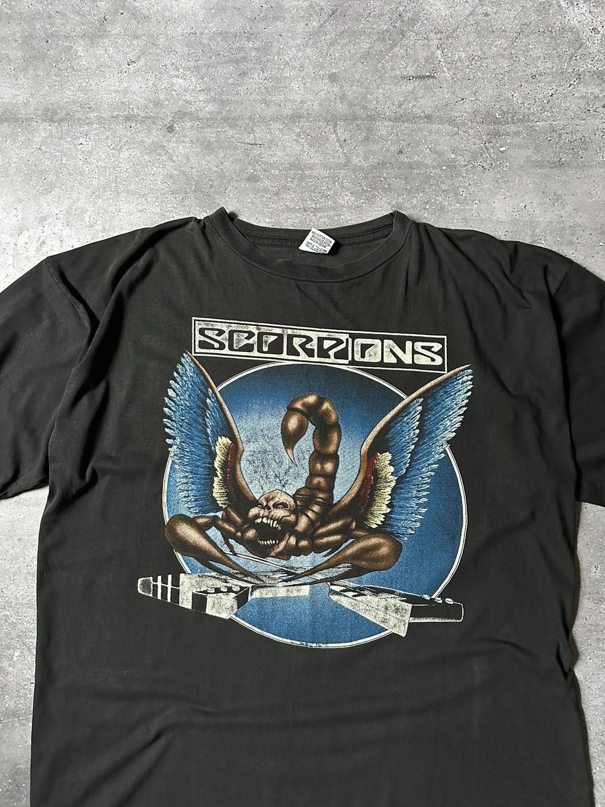 Band Tees × Vintage Vintage 90s Scorpions Rock Band T-Shirt Size US L / EU 52-54 / 3 - 2 Thumbnail