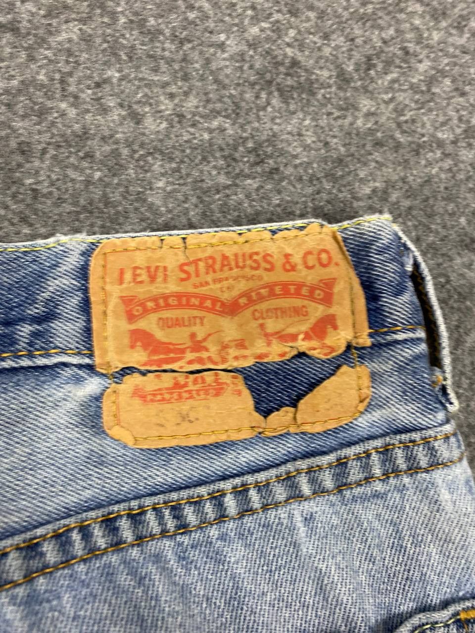 Levi's levis 550 lightwash distressed denim nice design Size US 37 - 7 Thumbnail