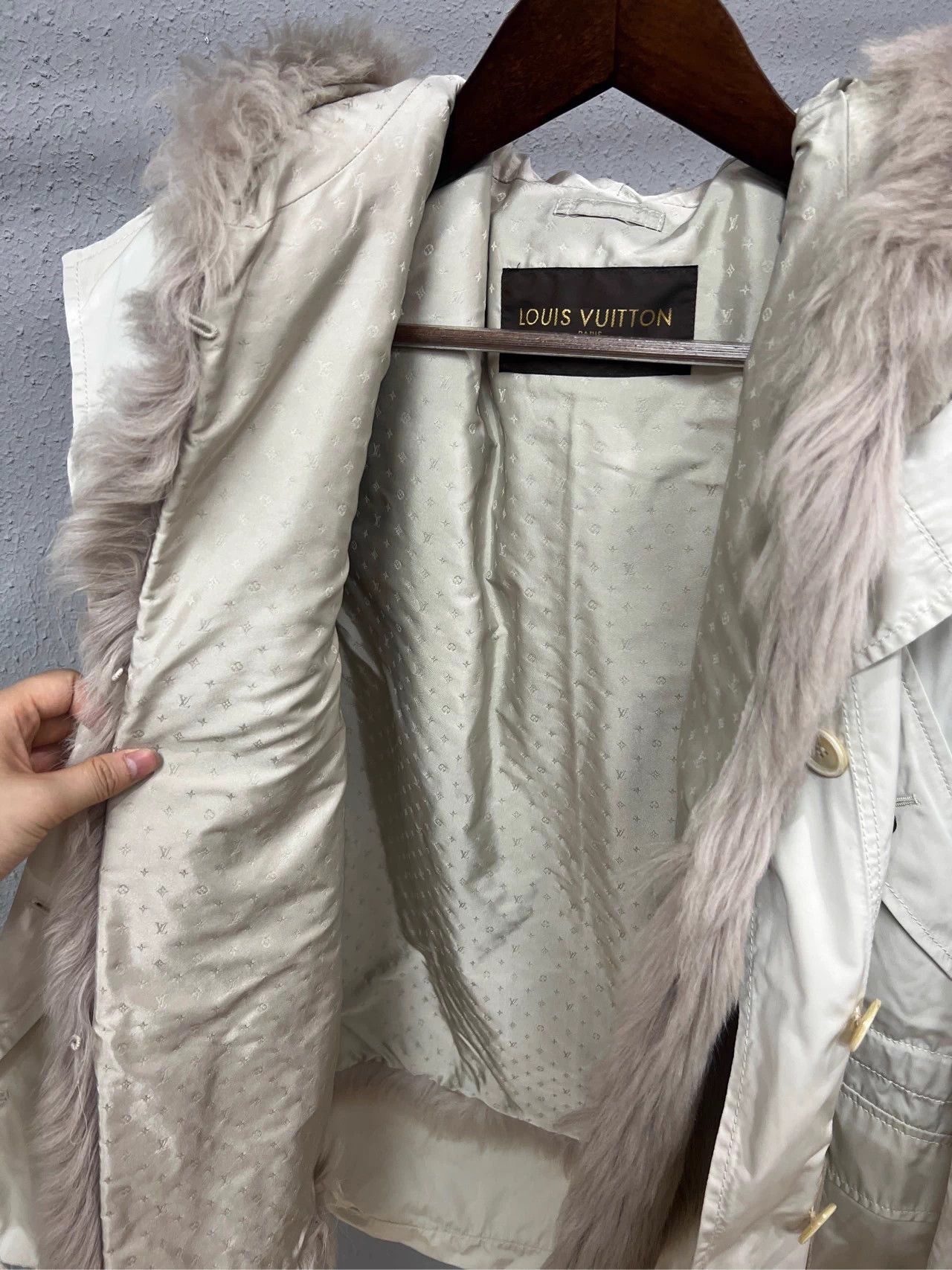 Louis Vuitton Louis Vuitton off-white fur parka Size XS / US 0-2 / IT 36-38 - 2 Thumbnail