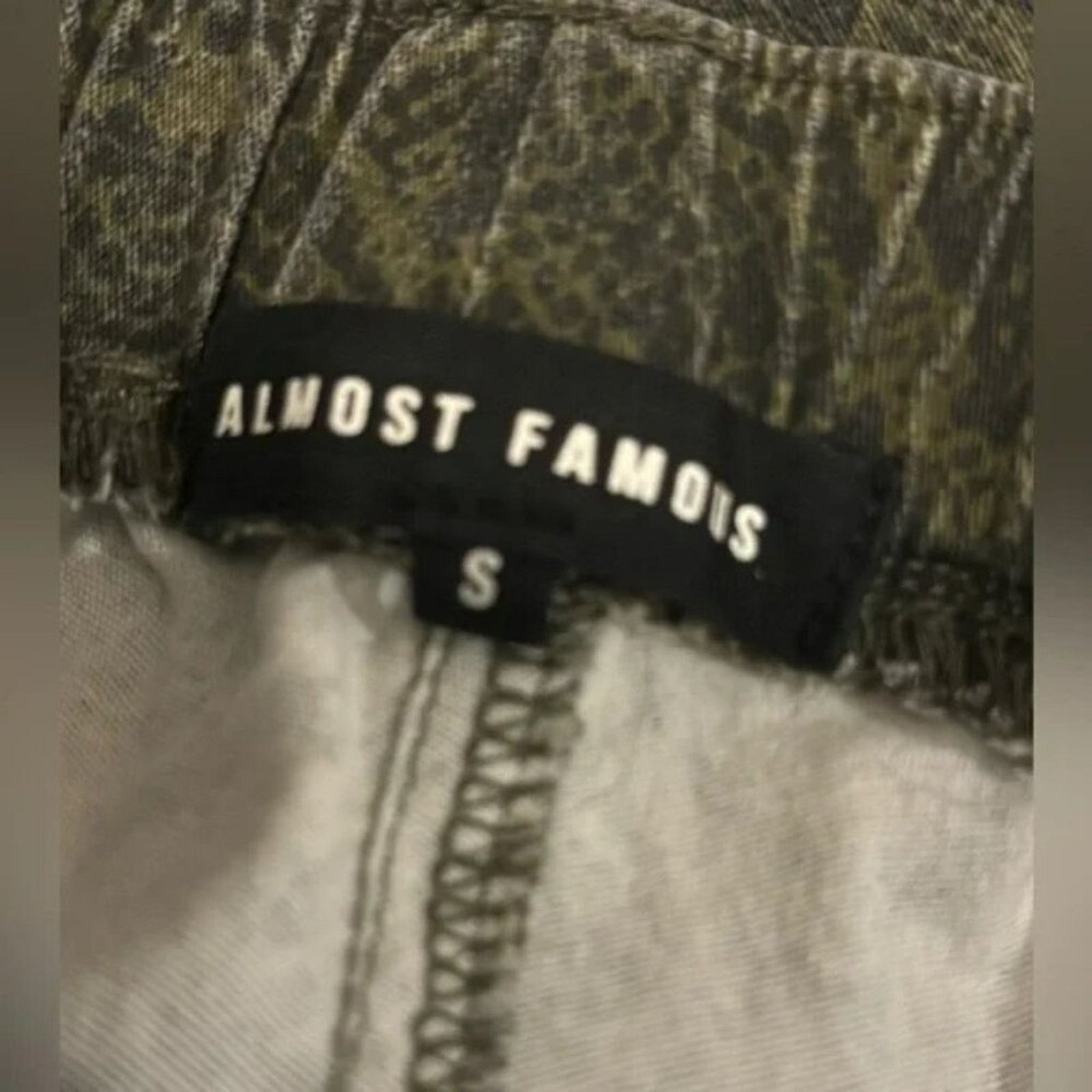 Almost Famous Almost Famous Small Green Snake Skin Joggers Size 24" / US 00 / IT 34 - 4 Thumbnail