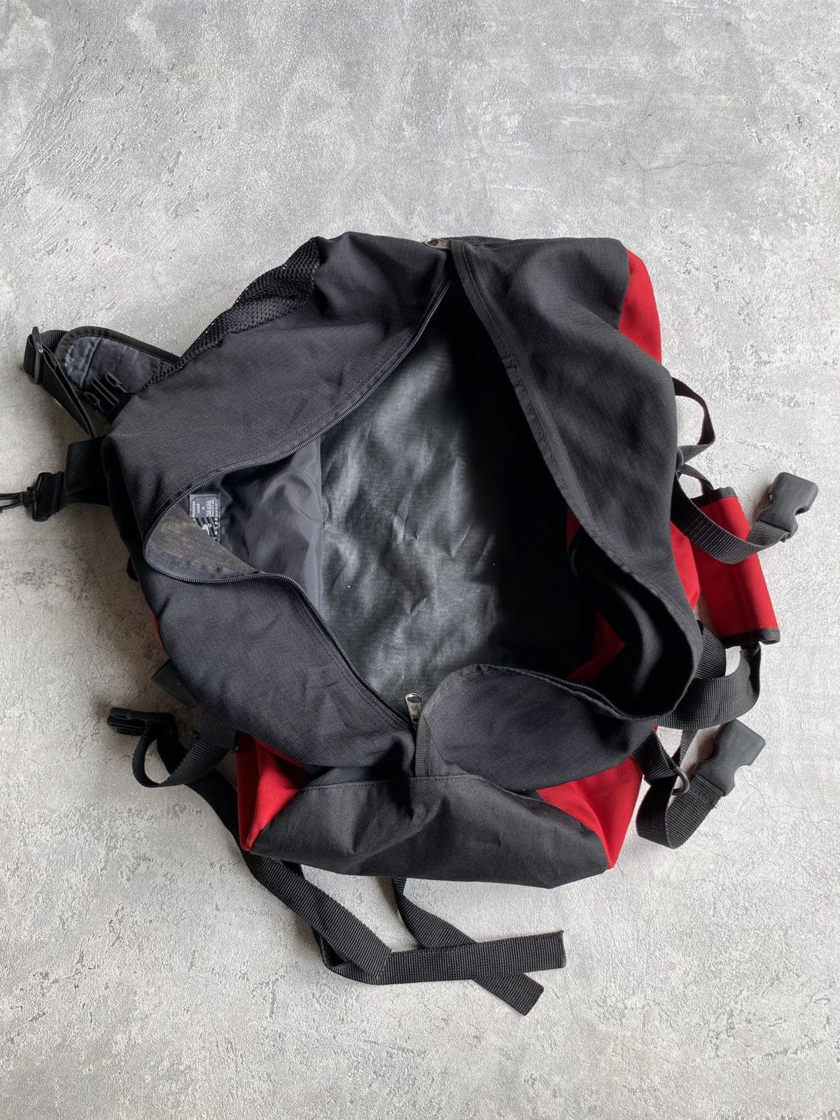 Oakley Vintage Oakley Convertible Duffel Backpack Size ONE SIZE - 7 Thumbnail