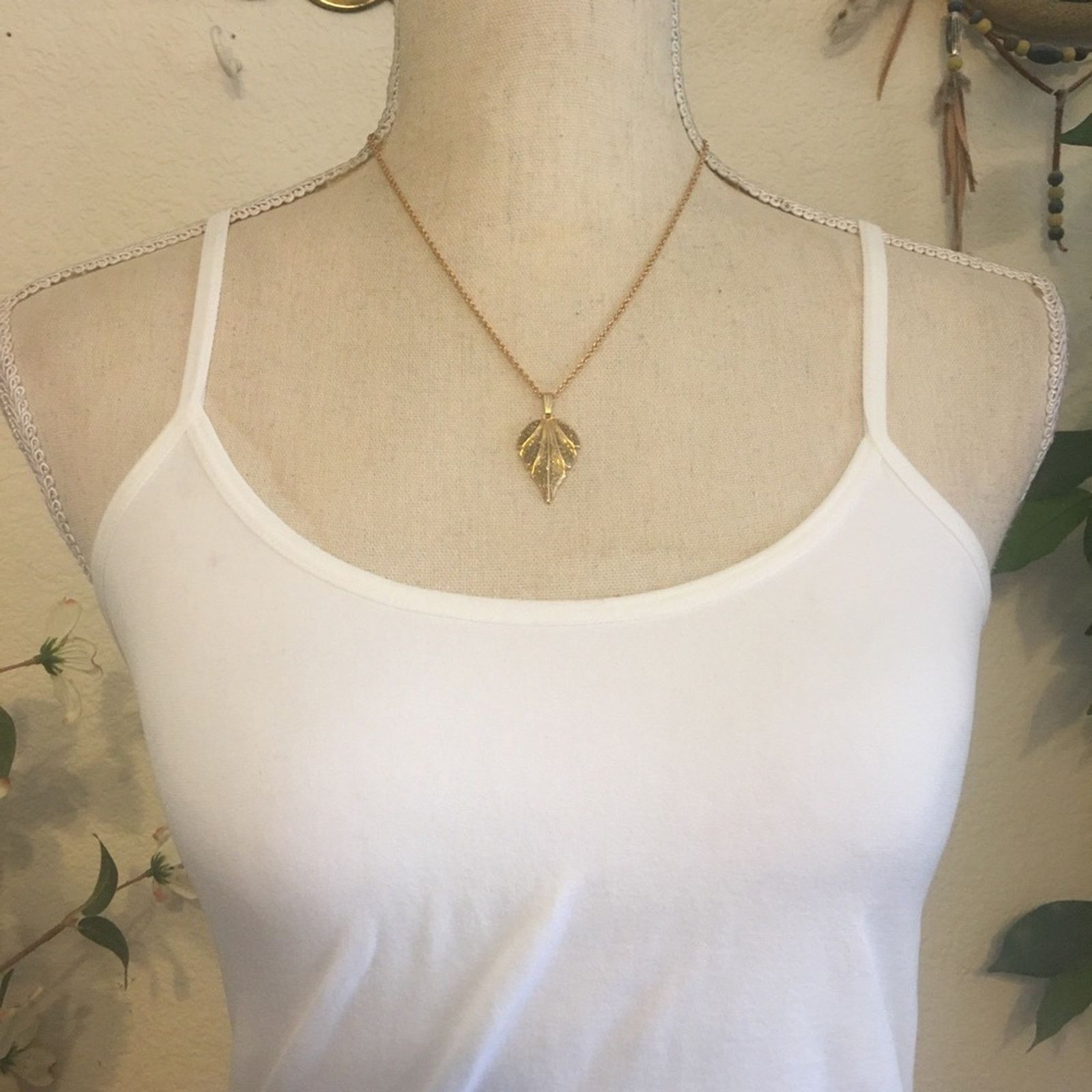 Jewelry Sparkle enamel leaf pendant on gold chain necklace Size ONE SIZE - 3 Thumbnail