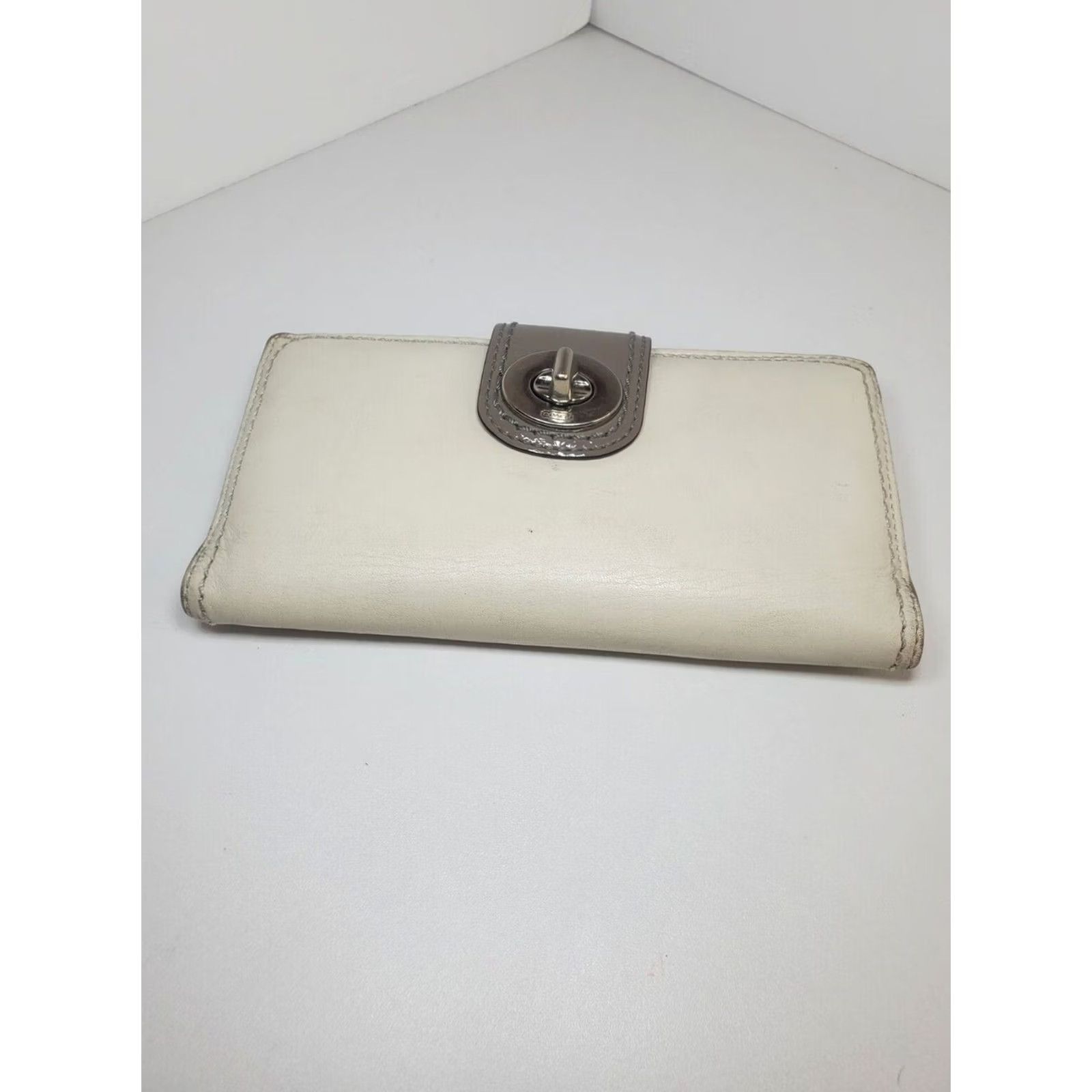 Coach VINTAGE Coach White Leather Bifold Wallet Checkbook Holder Turnlock Womens M Size ONE SIZE - 6 Thumbnail