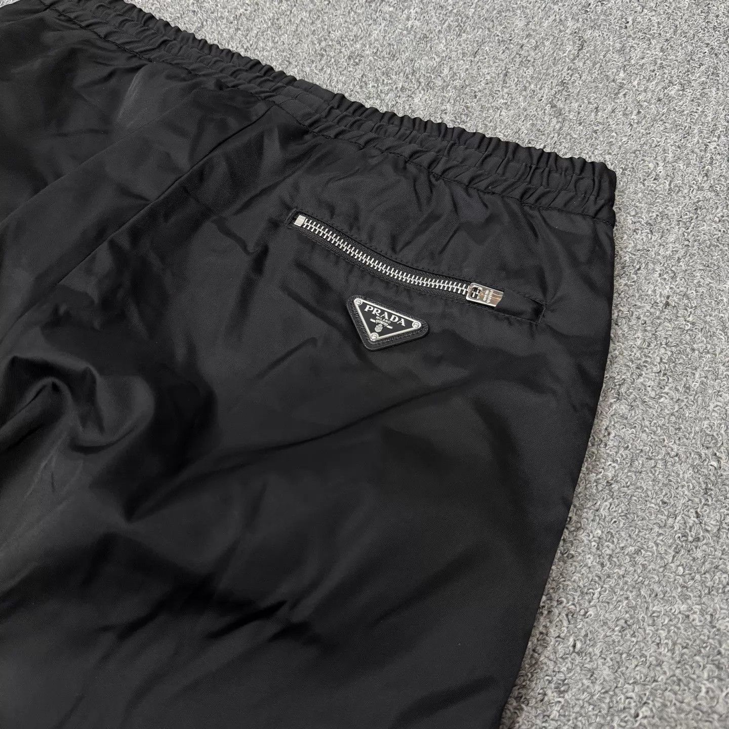 Prada Prada Nylon Triangle Logo Black Pants M 95 New Scratches Size US 32 / EU 48 - 3 Thumbnail