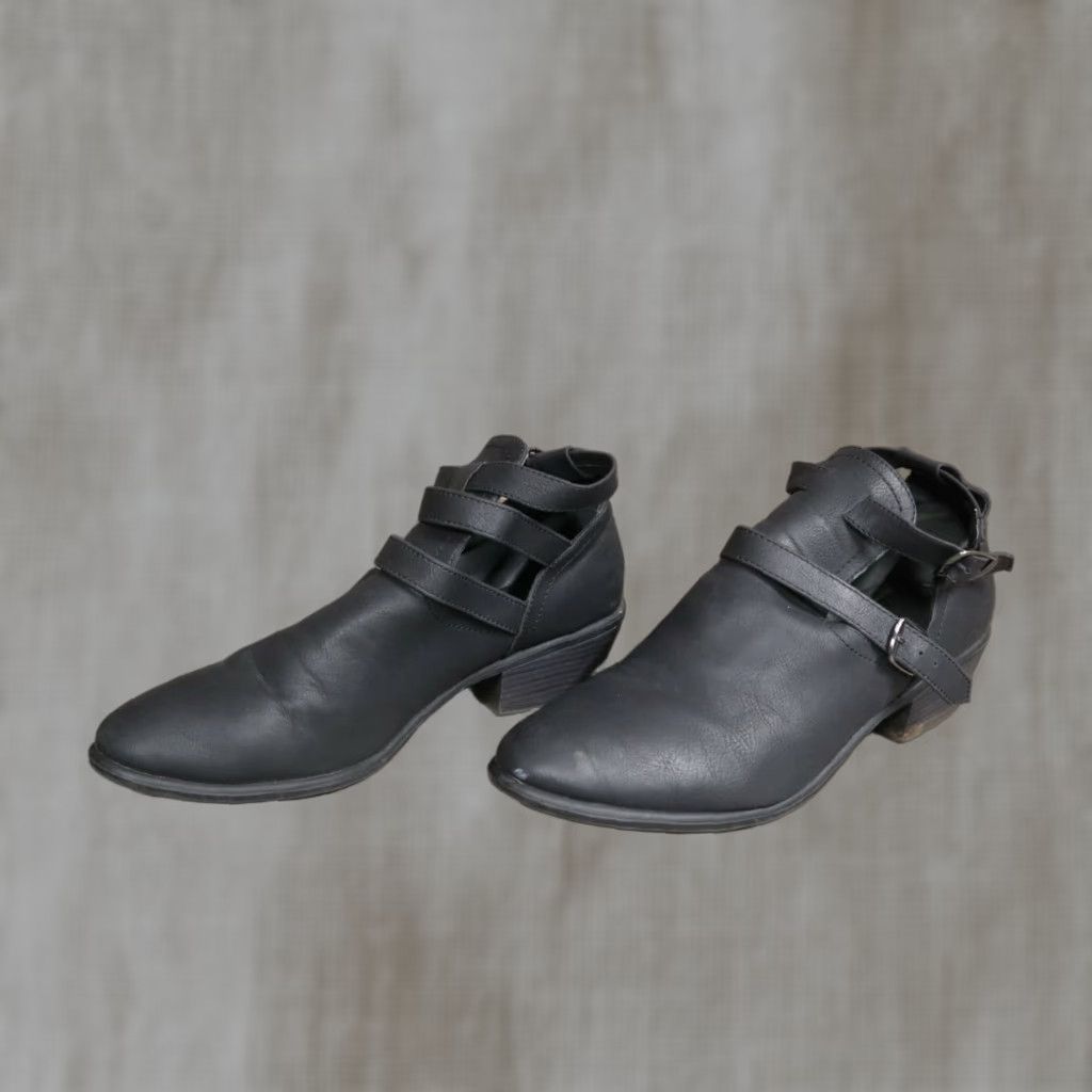 Vintage Charlotte Russe Shoes Black Strappy Buckle Heel Women’s Size 10 Size 32" / US 10 / IT 46 - 1 Thumbnail