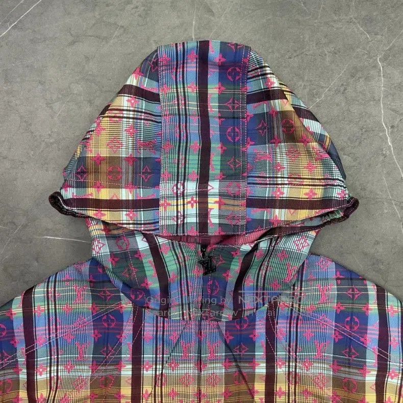Louis Vuitton Louis Vuitton Colorful full-printed logo hooded jacket Size US L / EU 52-54 / 3 - 2 Thumbnail