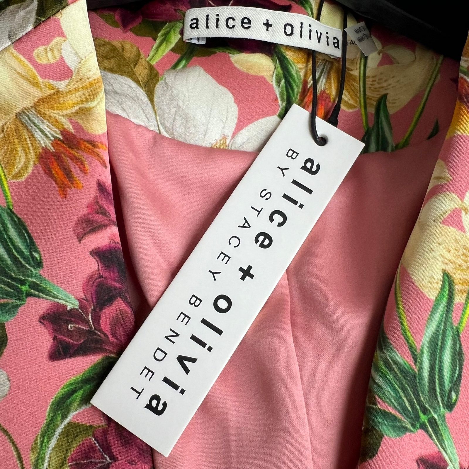 Alice + Olivia ALICE + OLIVIA Floral Rose Blazer,US4 + Shorts Set, US2 Size S / US 4 / IT 40 - 6 Thumbnail