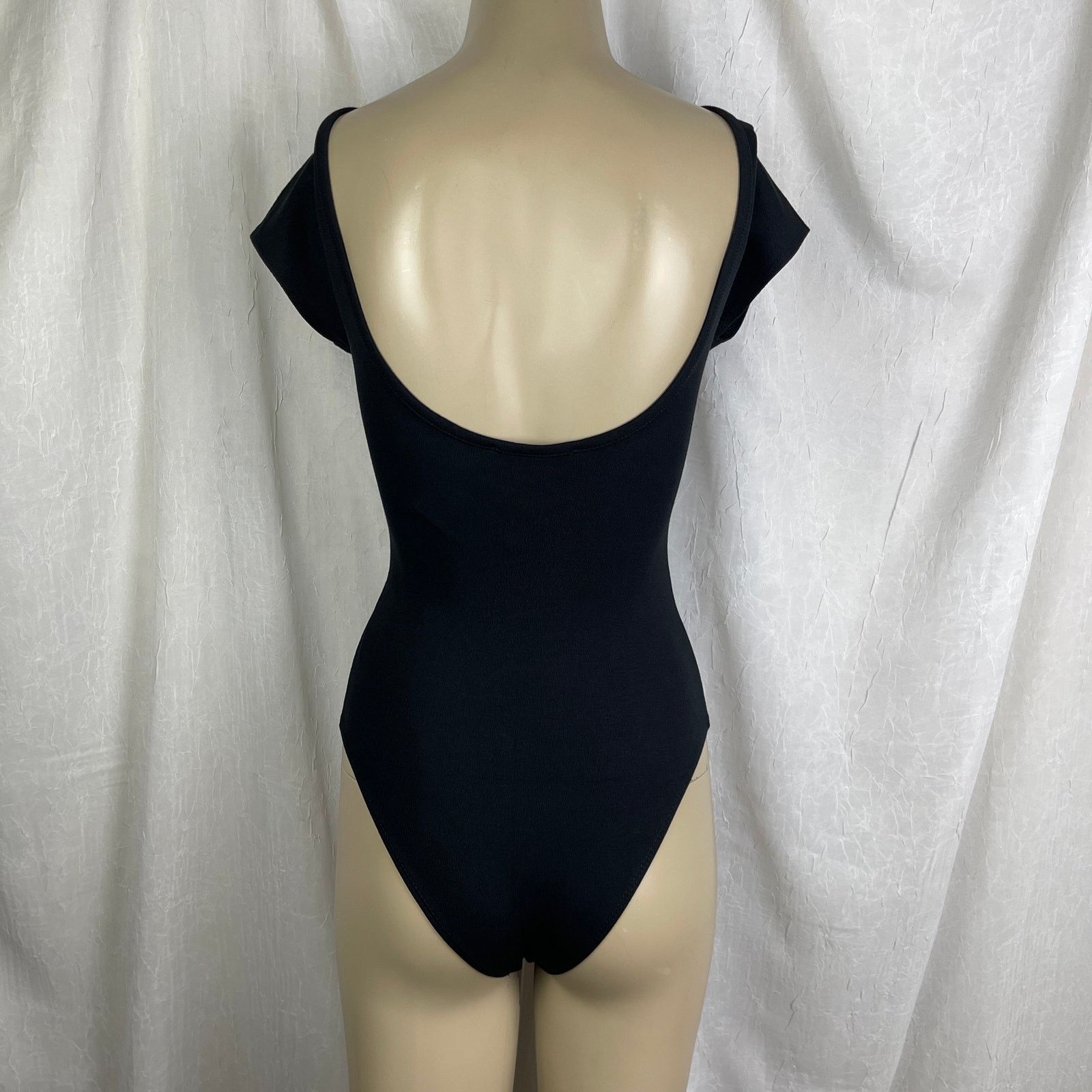 Forever 21 Forever 21 Low Scoop Back Short Sleeve Bodysuit Black NWT XS Size XS / US 0-2 / IT 36-38 - 11 Thumbnail