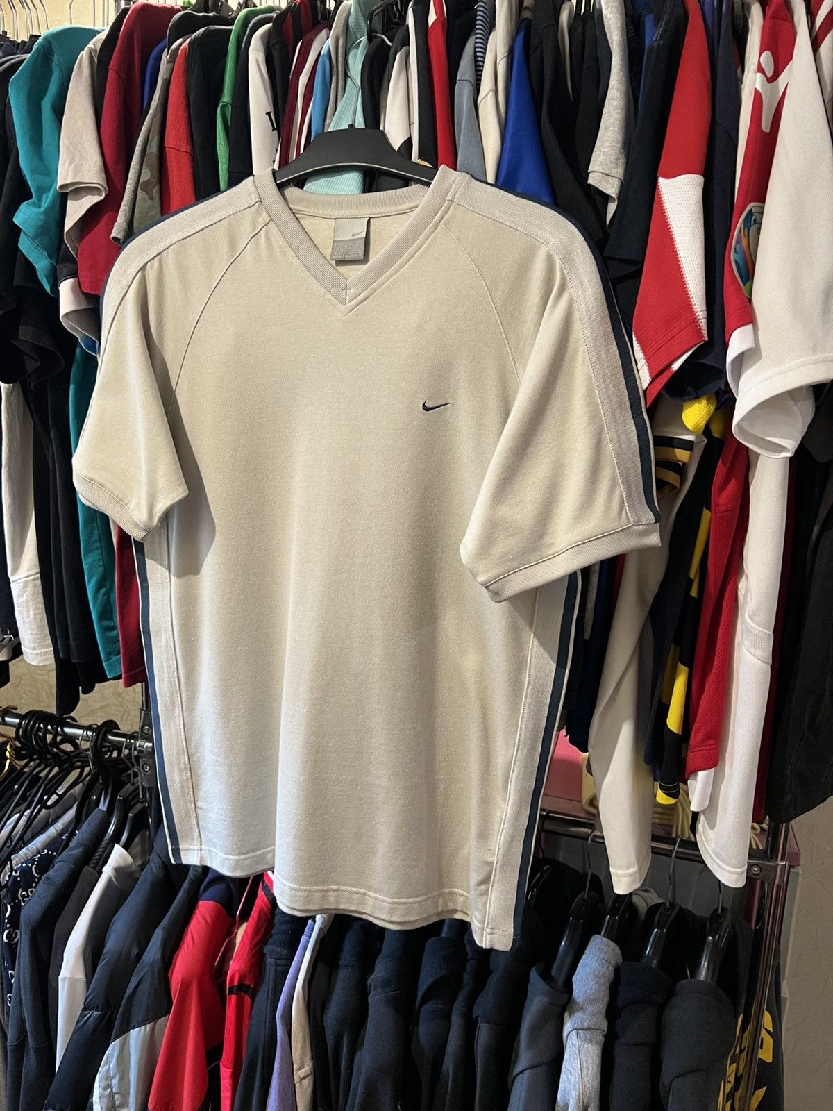 Nike 2002/2003 VINTAGE NIKE BEIGE V NECK HEAWY WEIGHT T SHIRT Size US L / EU 52-54 / 3 - 1 Thumbnail