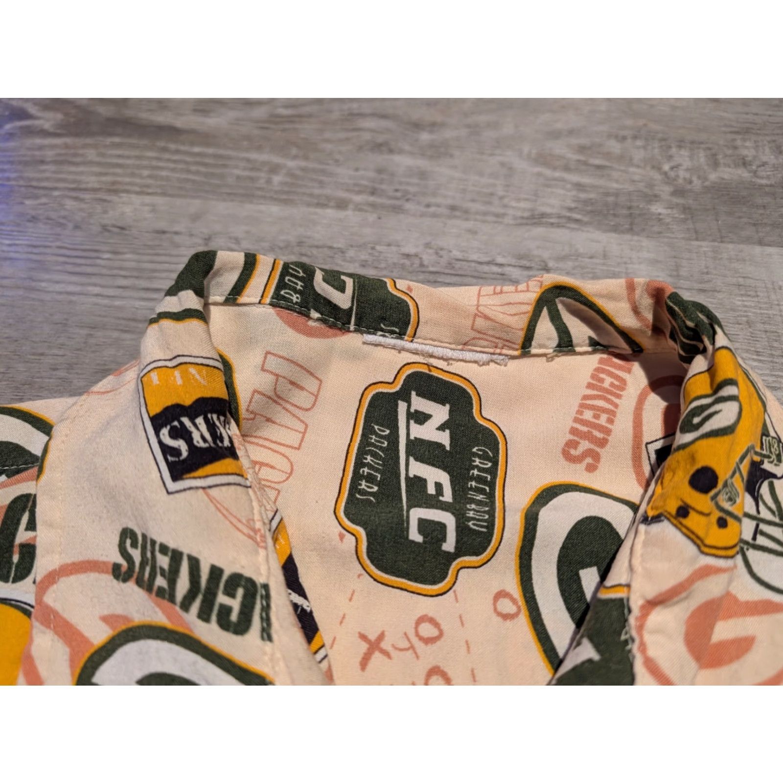NFL VINTAGE Green Bay Packers AOP Hawaiian Shirt Mens Beige Short Sleeve Button Up Size S/M Size US S / EU 44-46 / 1 - 6 Thumbnail