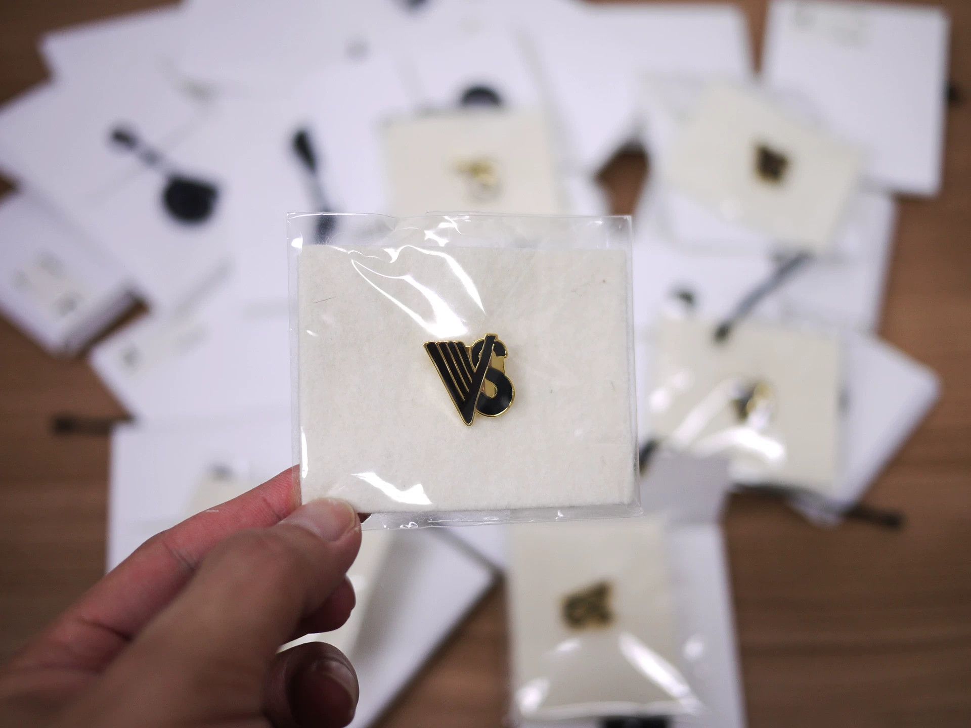 Visvim Visvim Pin Badge VS Color F Size F Size ONE SIZE - 1 Thumbnail