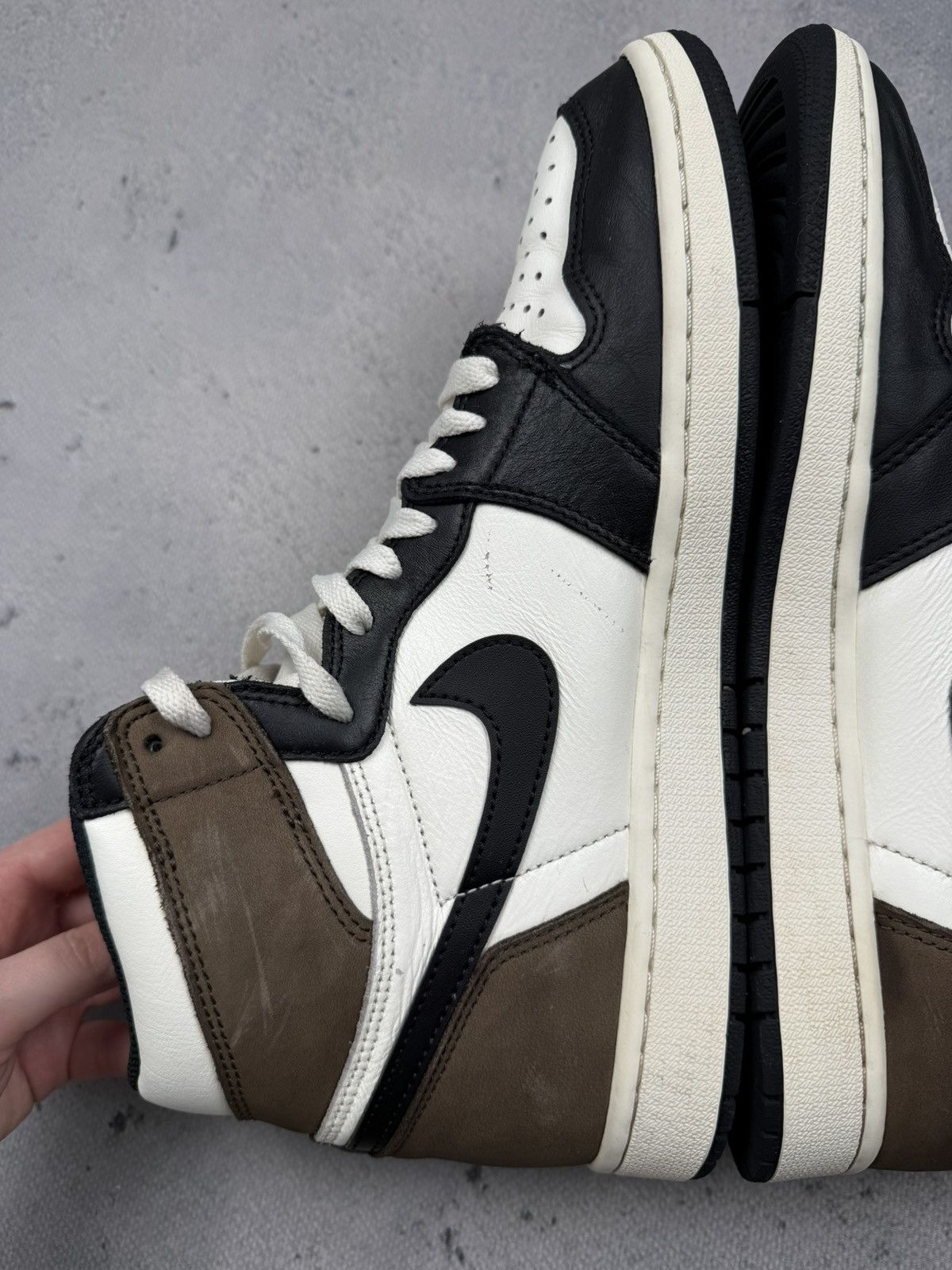 Jordan Brand Air Jordan 1 Retro High OG Dark Mocha Black White 2020 Men’s Size US 9.5 / EU 42-43 - 6 Thumbnail