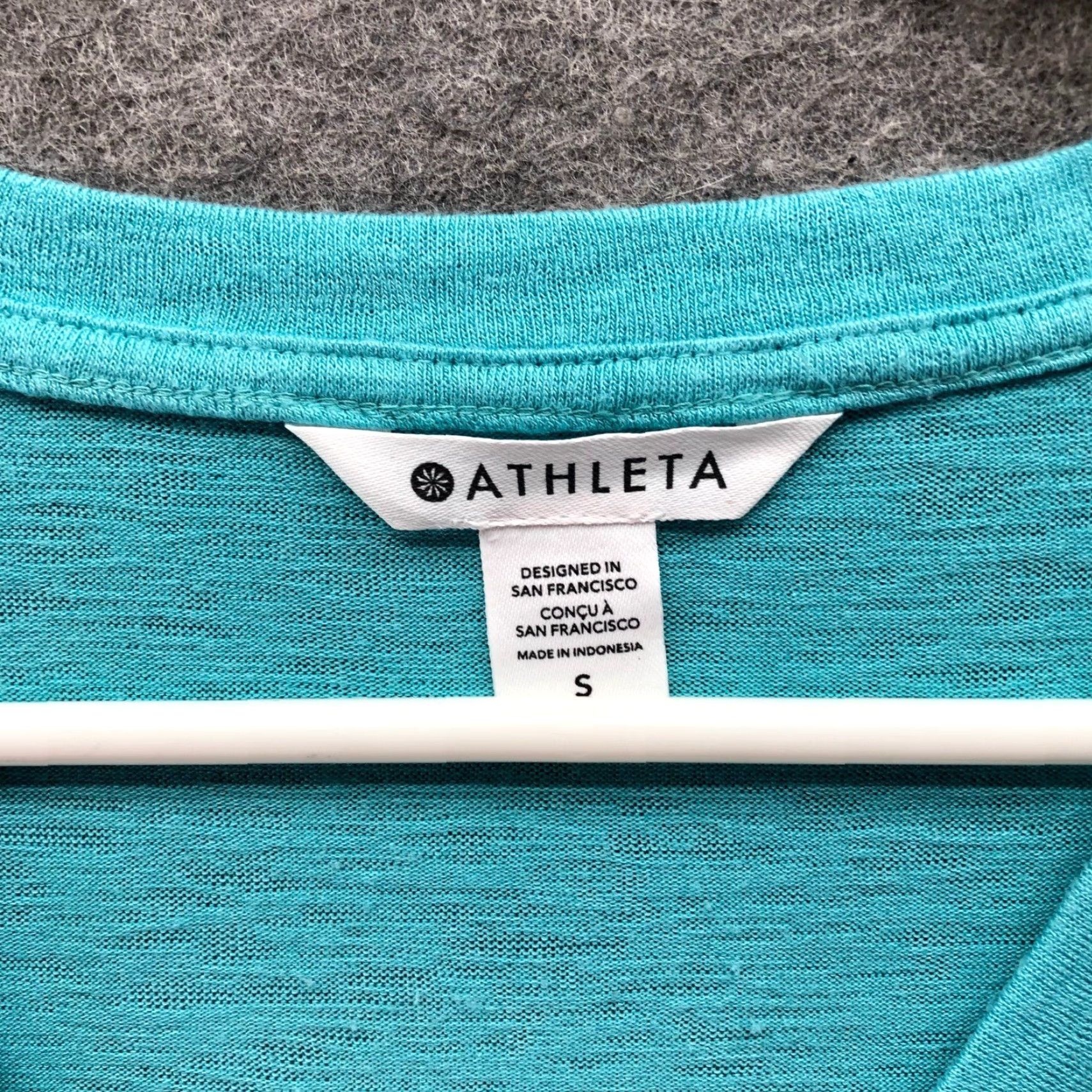 Athleta VINTAGE? Athleta Breezy V Neck T Shirt Womens S Blue Short Sleeve Slub Round Hem Size S / US 4 / IT 40 - 3 Thumbnail