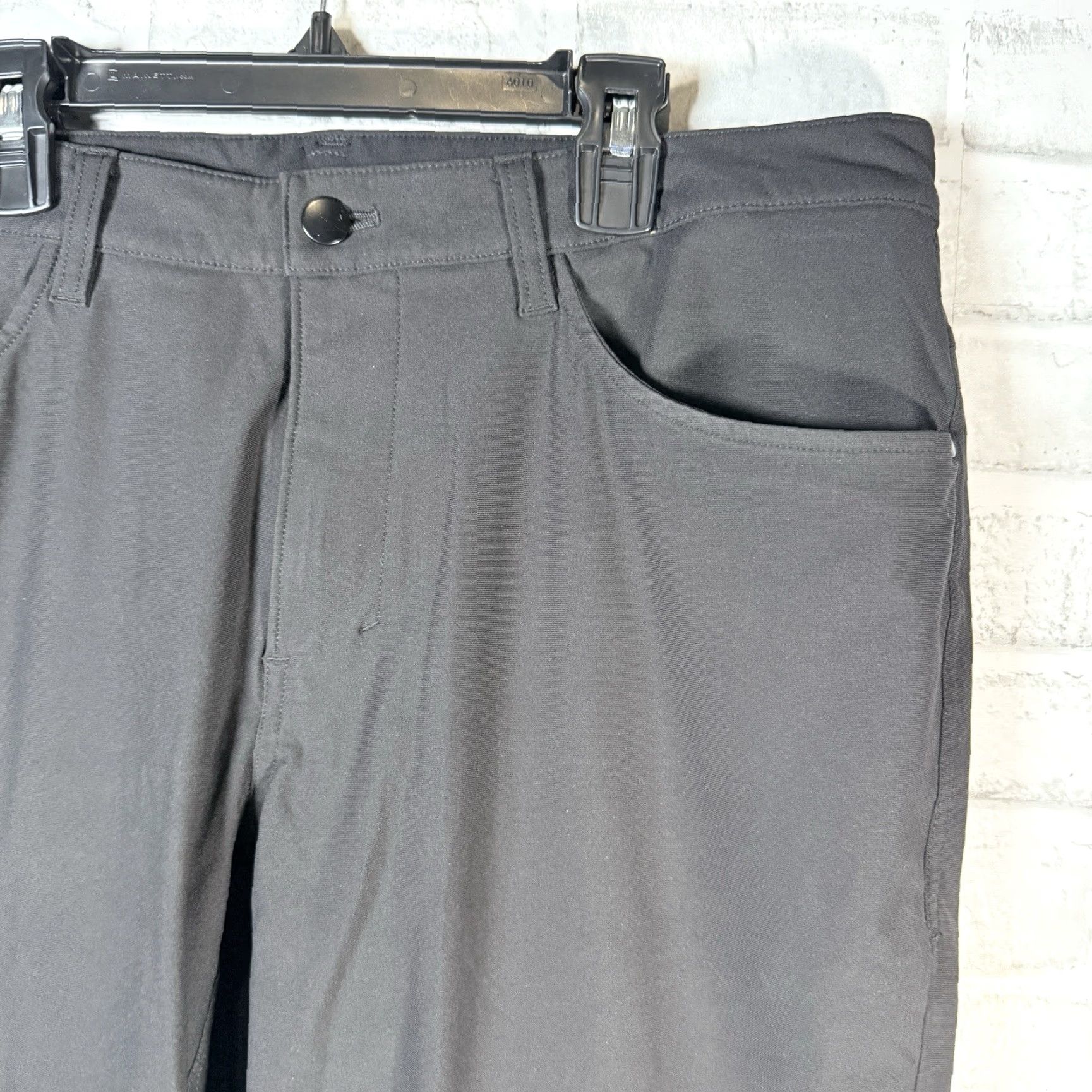 Lululemon Lululemon Pants Mens 34x33 Black 100% Polyester Athletic Ankle Activewear Regular Size Type Size US 34 / EU 50 - 2 Thumbnail