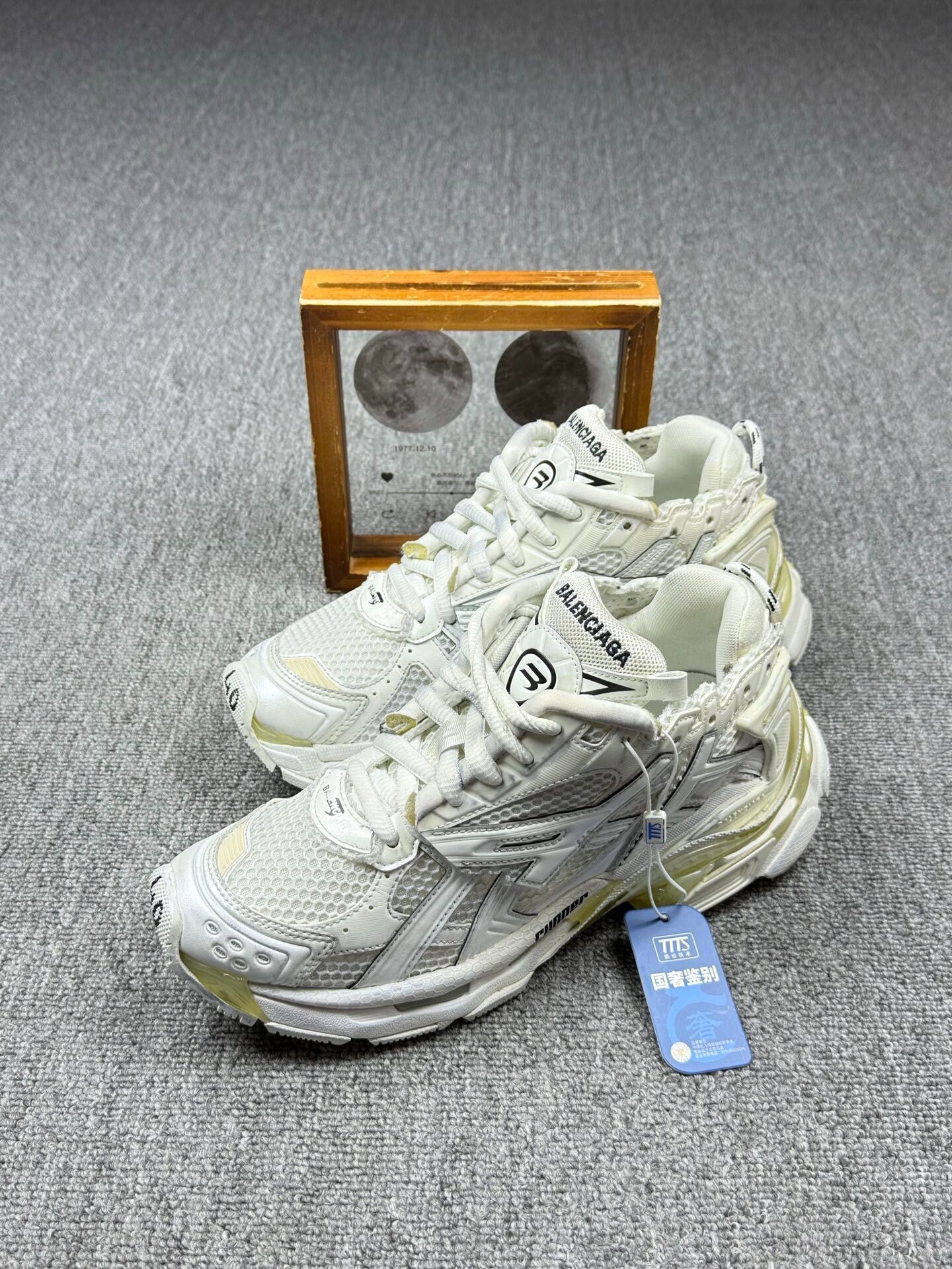 Balenciaga Balenciaga Running White Lowtop Sneakers 7 Men Size US 7 / EU 40 - 1 Thumbnail