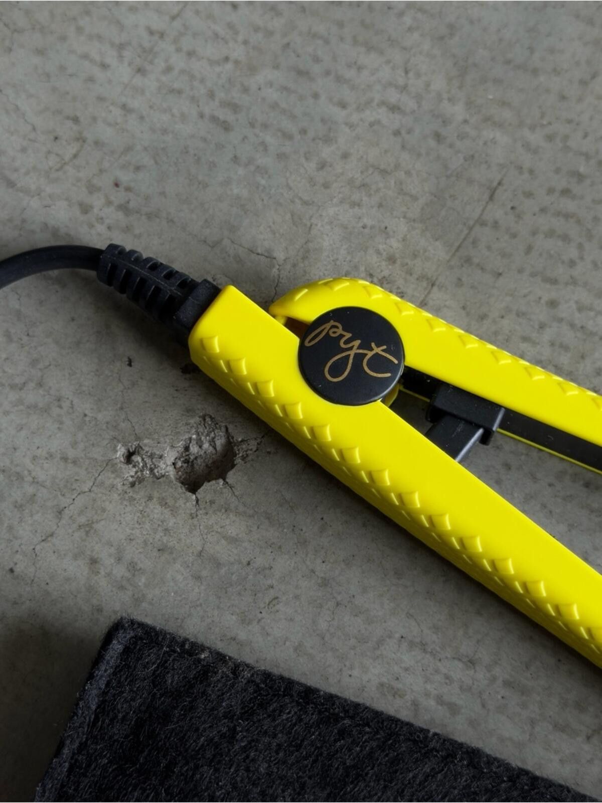 Pythia PYT / Mini Hair Straightener Flat Iron / Yellow Travel Size ONE SIZE - 5 Thumbnail