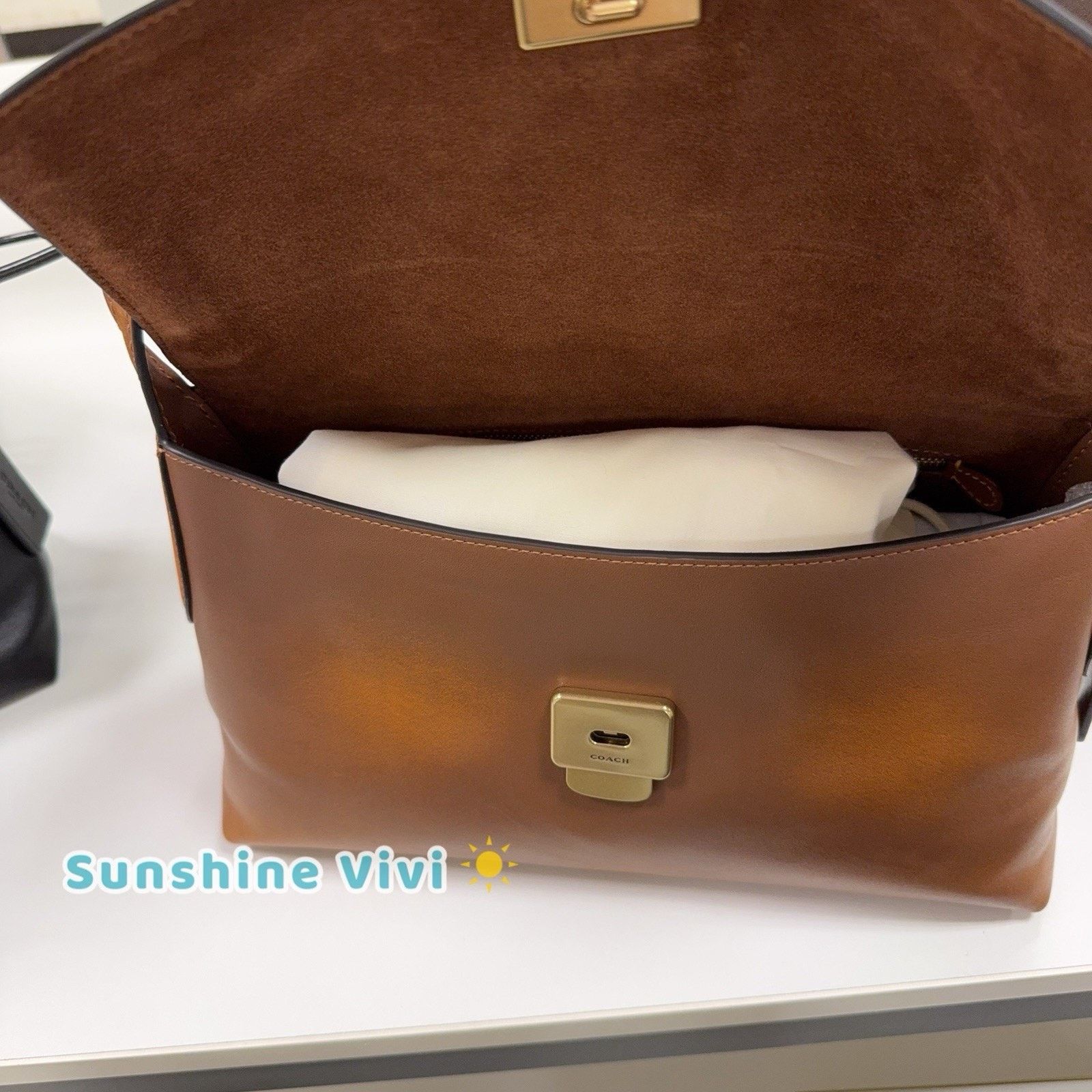 Coach NWT Coach Chelsea Shoulder Bag 30 Loved Leather CEN58 Size ONE SIZE - 5 Thumbnail