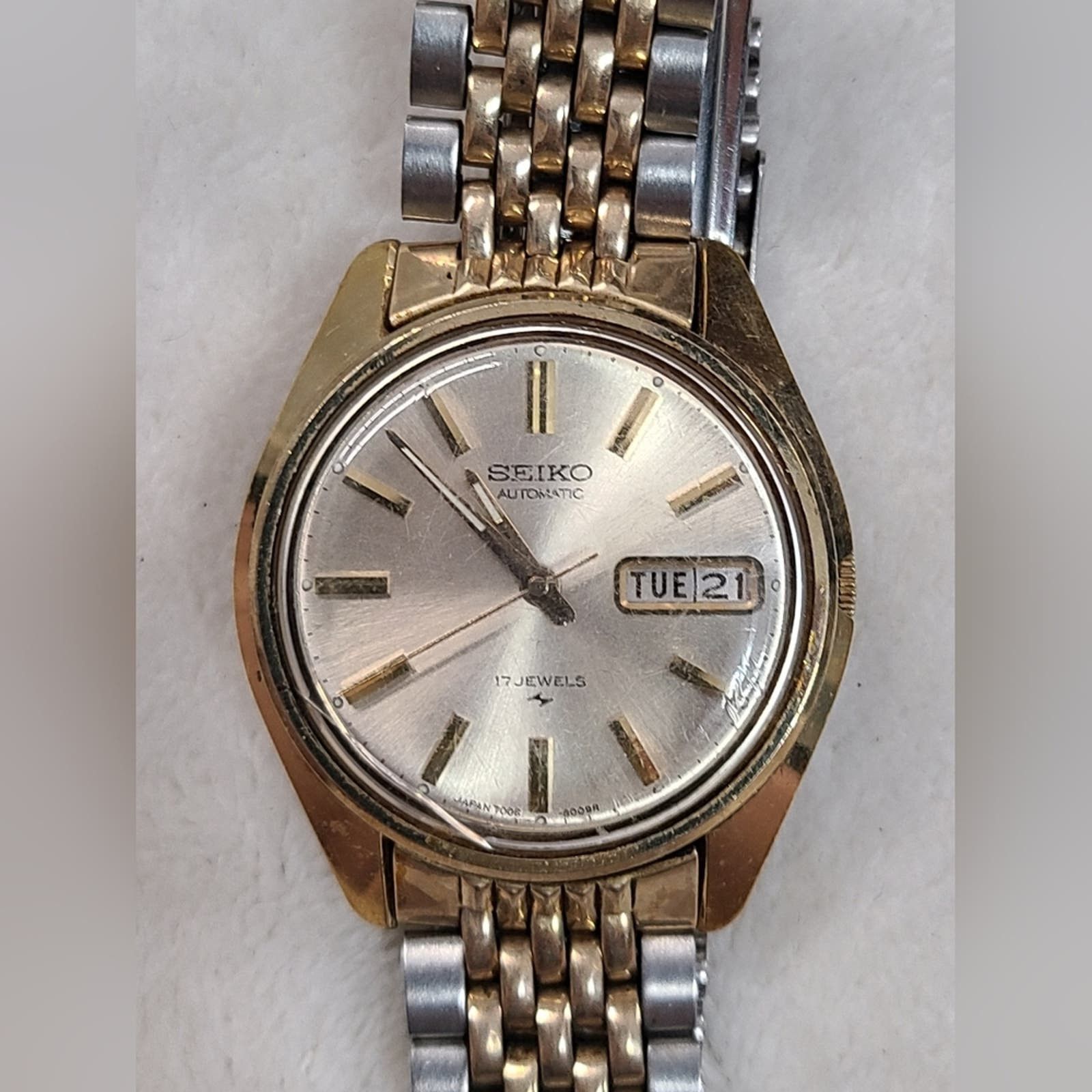 image of Vintage 70's Seiko Men's Automatic 17 Jewel Watch 7006-8007 in Gold