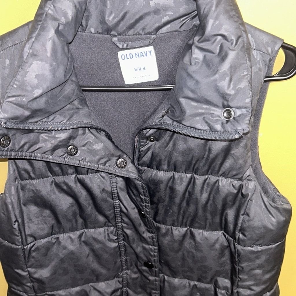 Old Navy Old Navy Grey Puffer Vest Women’s Size Medium Size L / US 10 / IT 46 - 2 Thumbnail