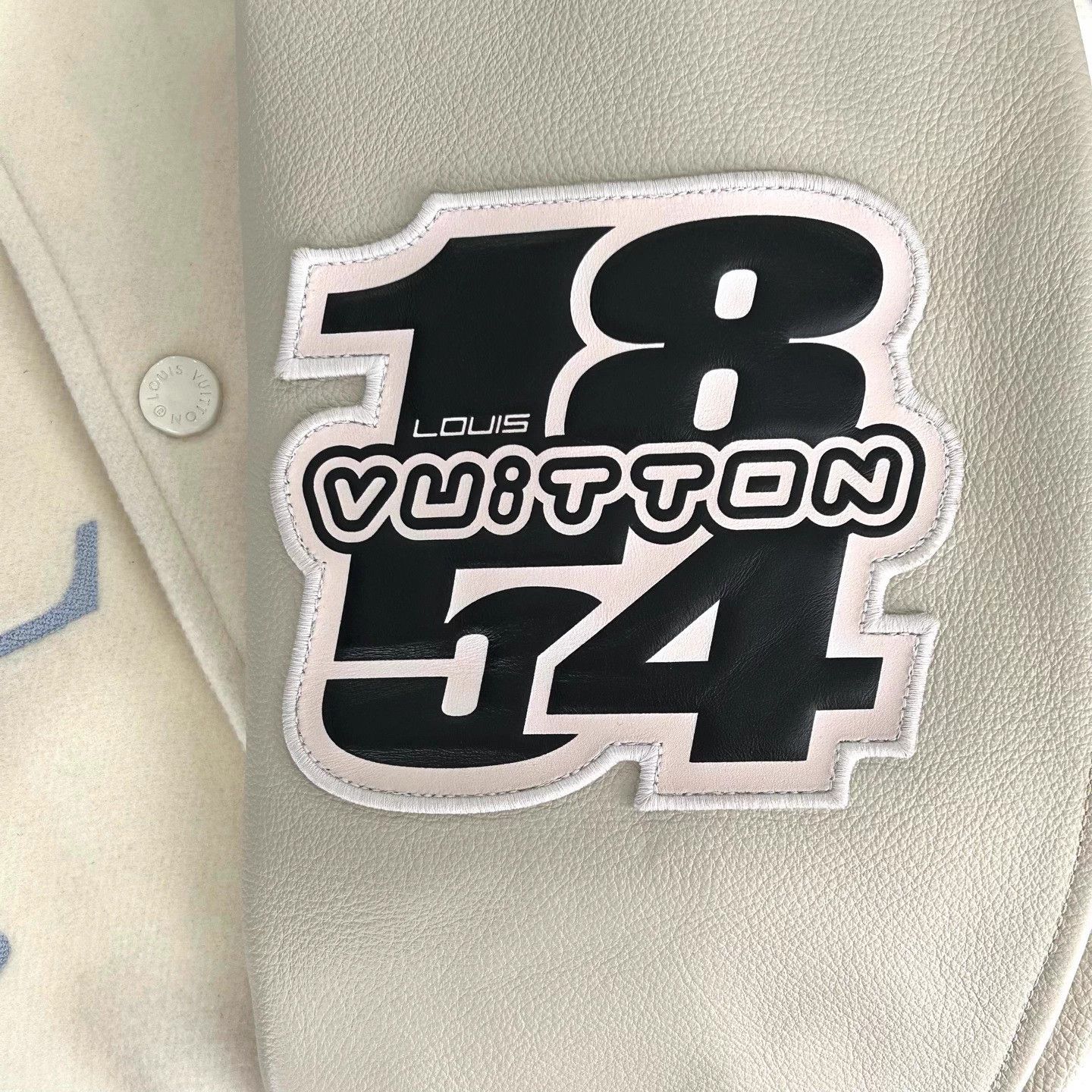 Louis Vuitton LOUIS VUITTON Bugs Bunny Baseball Jacket 48 Brand New Size US M / EU 48-50 / 2 - 8 Thumbnail