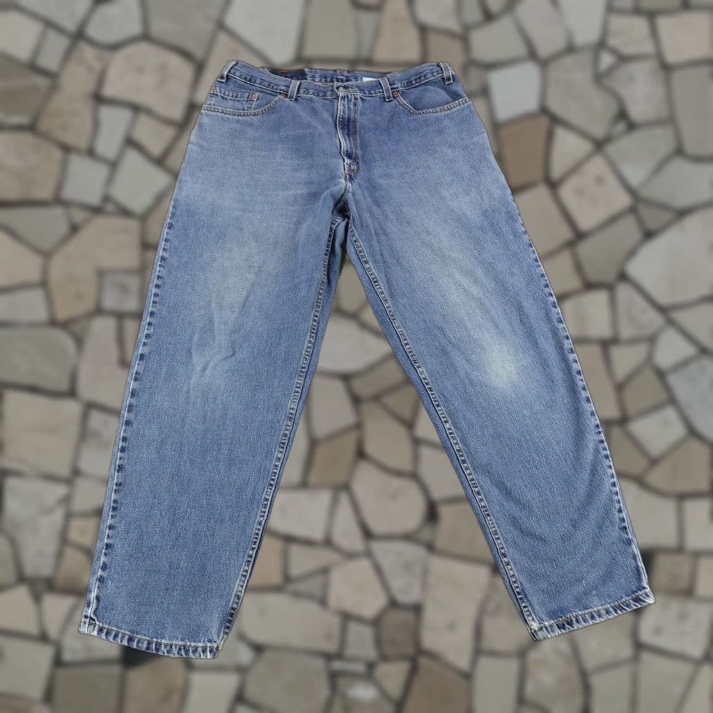 Levi's VINTAGE Levi's Jeans Mens 38x30 Blue Denim 560 Tapered 90s Faded Baggy Size US 37 - 1 Thumbnail