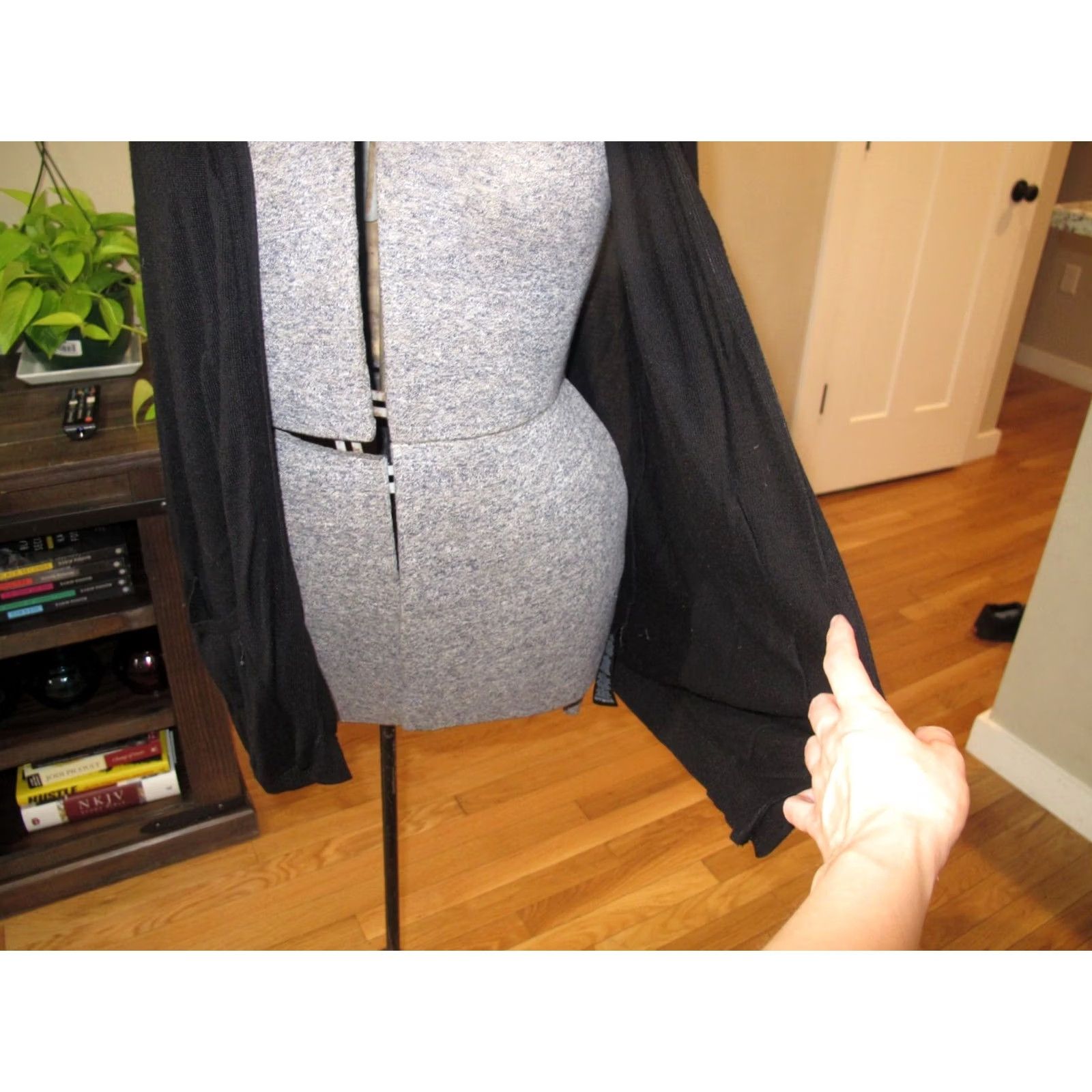 Vintage Cardigan Sweater Women's Size 8 Black 100% Viscose Long Sleeve Open Front Size M / US 6-8 / IT 42-44 - 4 Thumbnail