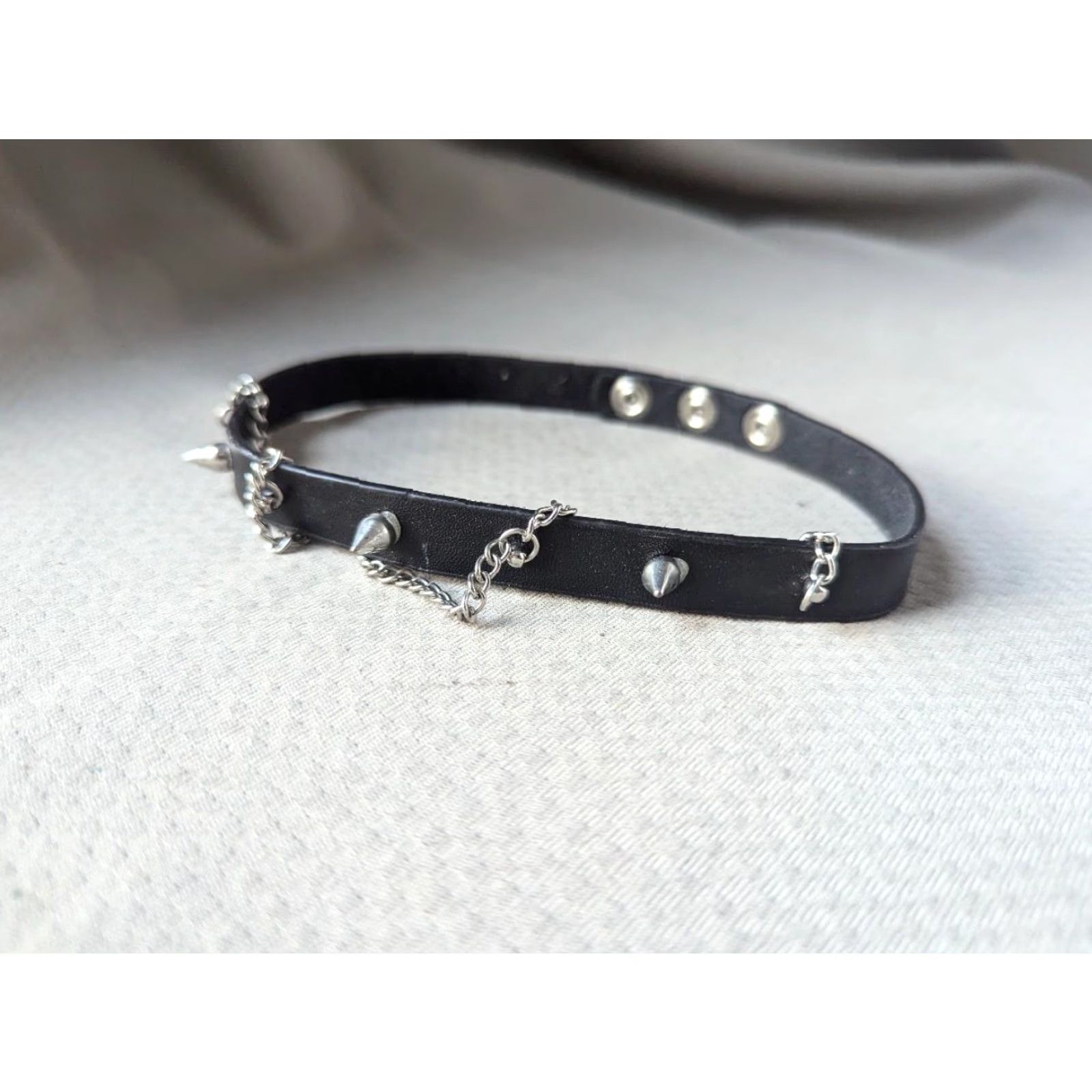 Vintage VINTAGE goth CHOKER One Size adult unisex neck brace - 1990s HOT TOPIC y2k black synthetic leather goth choker Size ONE SIZE - 2 Thumbnail