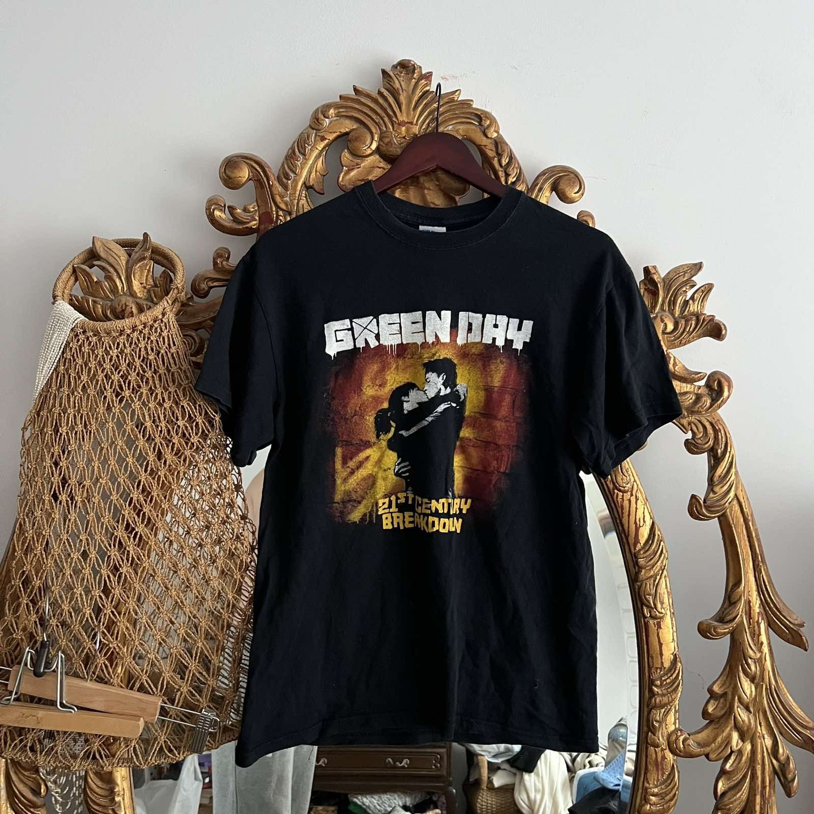 Band Tees Vintage Green Day 21st Century Breakdown rock tour tee 2009 Size US M / EU 48-50 / 2 - 1 Thumbnail