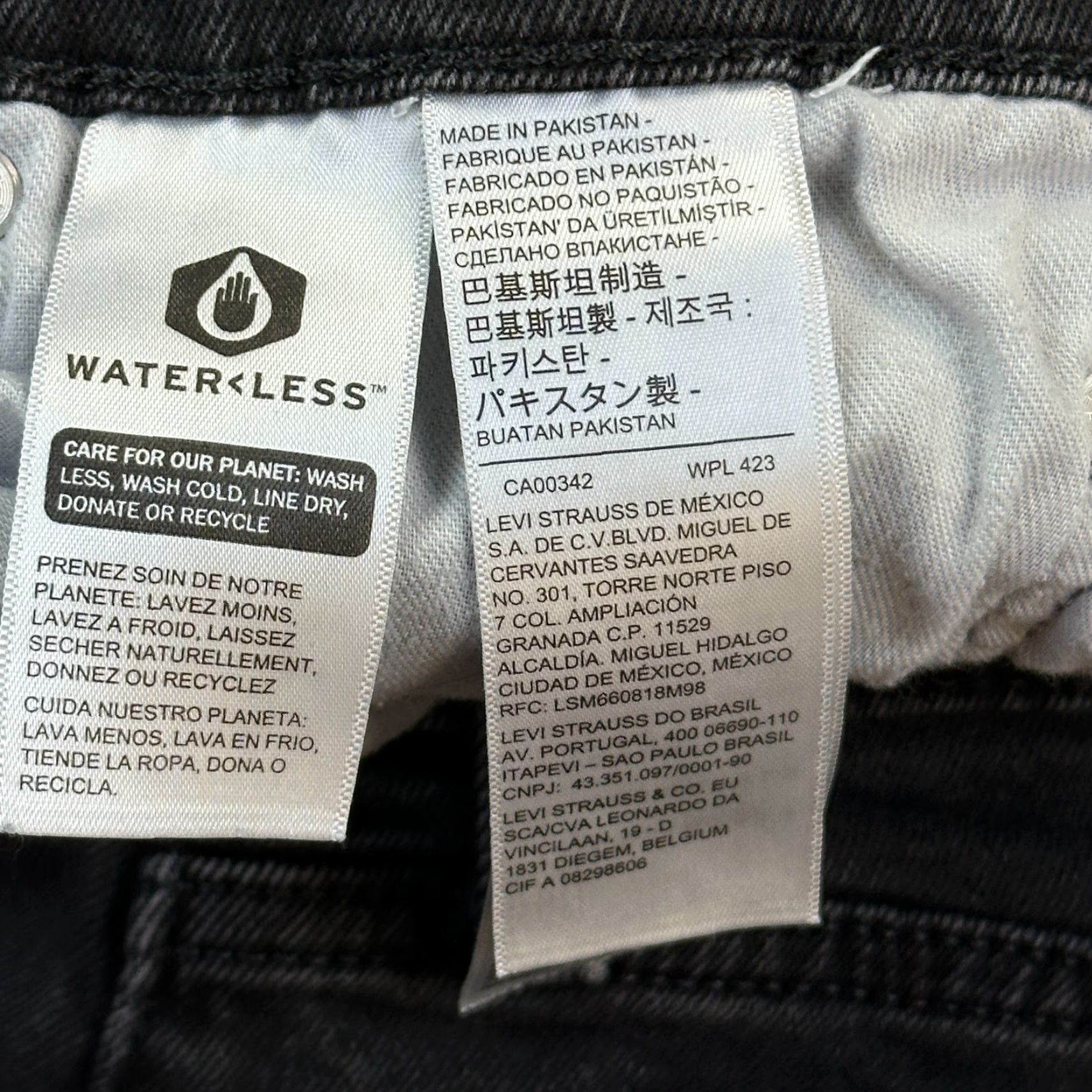 Levi's VINTAGE Levi's 541 Jeans Mens 31x32 Black Denim Athletic Taper Stretch Casual US 90s Mens Jeans Size US 31 - 6 Thumbnail