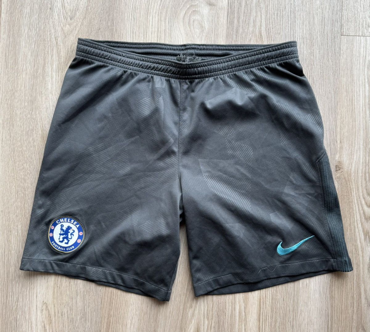 Nike Nike 2017/18 Chelsea Football Suit Soccer Shorts and Jersey Size US M / EU 48-50 / 2 - 13 Thumbnail