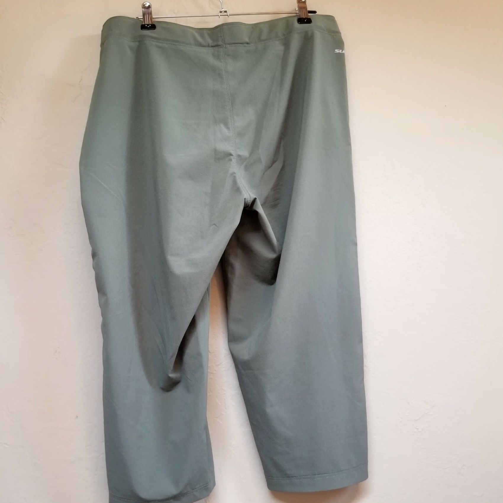 Vintage Sugoi Women's Mid-Rise Gray Flat Front Athletic Straight Cropped Pants S/P Gray Cropped Straight Leg Activewear Shoes? Size 28" / US 6 / IT 42 - 2 Thumbnail
