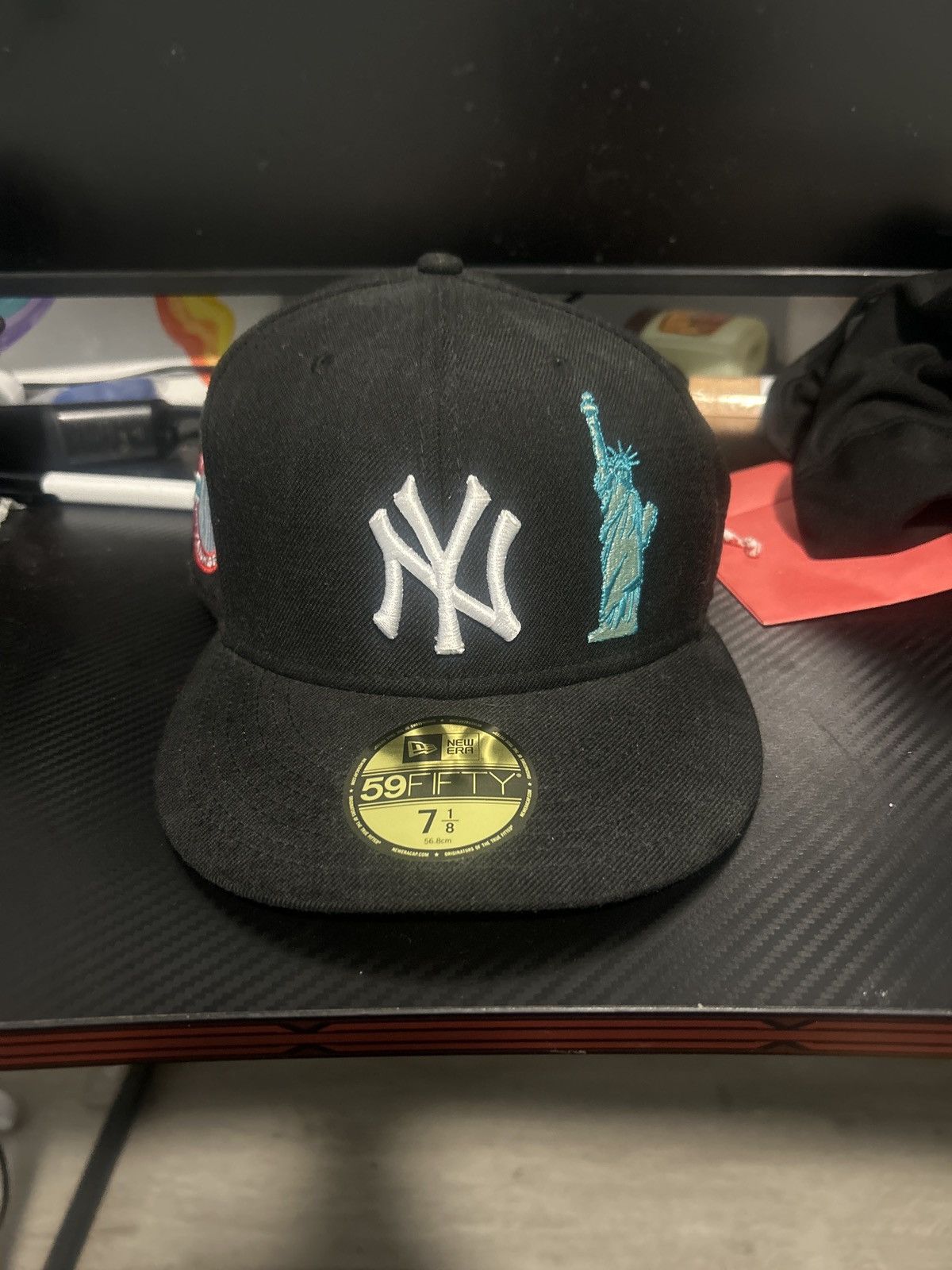 New Era New York Yankees 59Fifty size 71/8 gently used Size ONE SIZE - 1 Thumbnail
