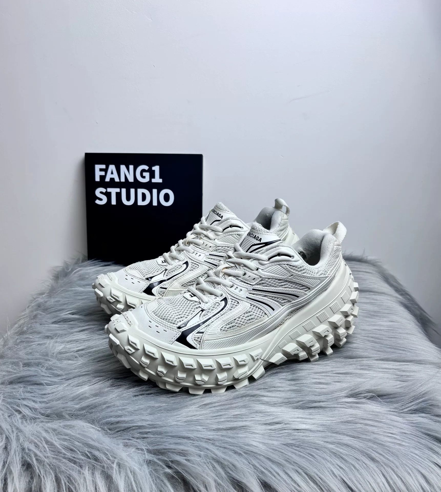 Balenciaga Balenciaga Beige Lowtop Sneakers 8.5 Men Size US 8.5 / EU 41-42 - 1 Thumbnail