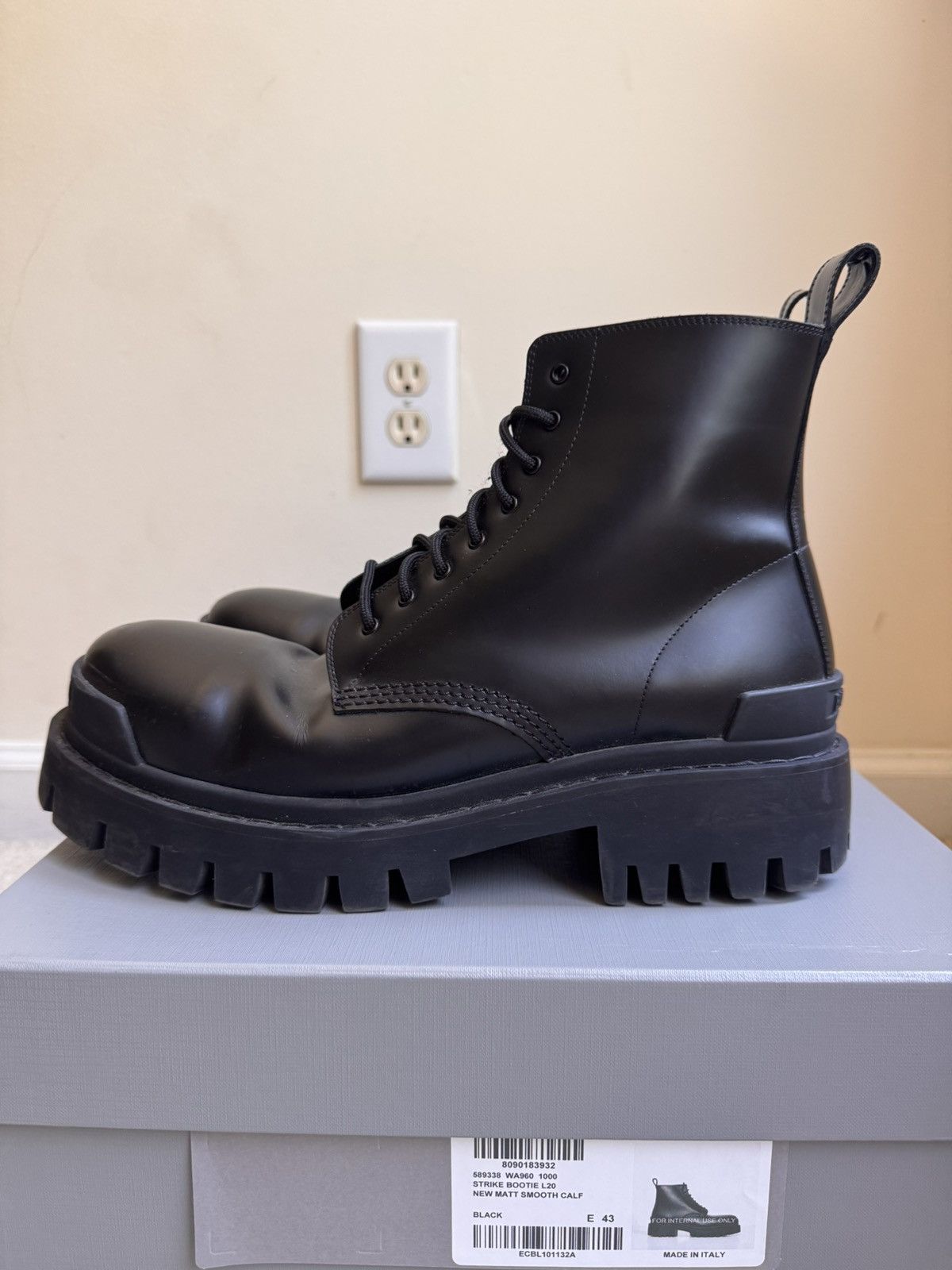 Balenciaga Balenciaga Strike Boot Size US 10 / EU 43 - 1 Thumbnail