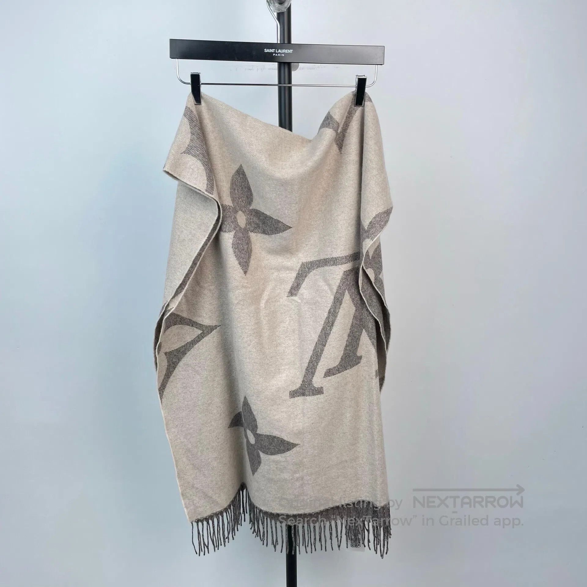 Louis Vuitton Louis Vuitton Gray mixed with ivory cashmere scarf with fr Size ONE SIZE - 3 Thumbnail