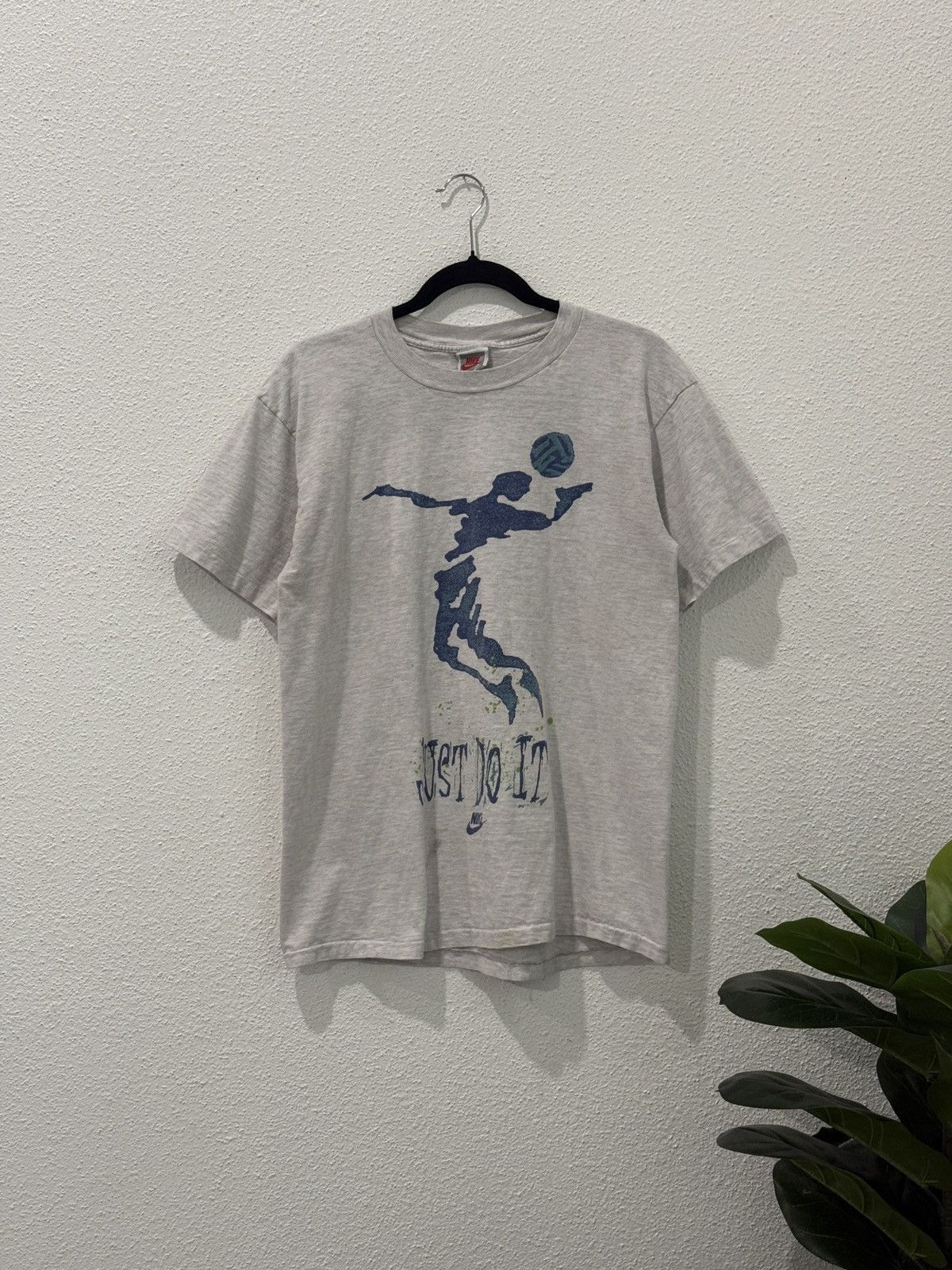 Nike Vintage 90s Nike Volleyball Graphic Tshirt Size M Made n USA Size US M / EU 48-50 / 2 - 1 Thumbnail