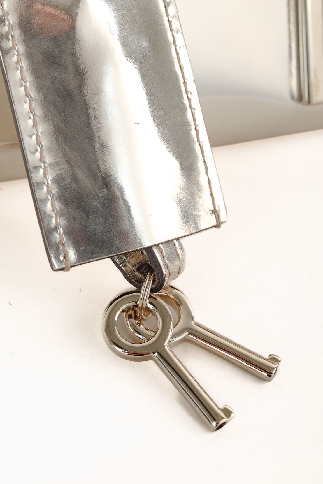 Gucci Gucci Vintage Silver Mirror Metallic Padlock Clutch Size ONE SIZE - 5 Thumbnail