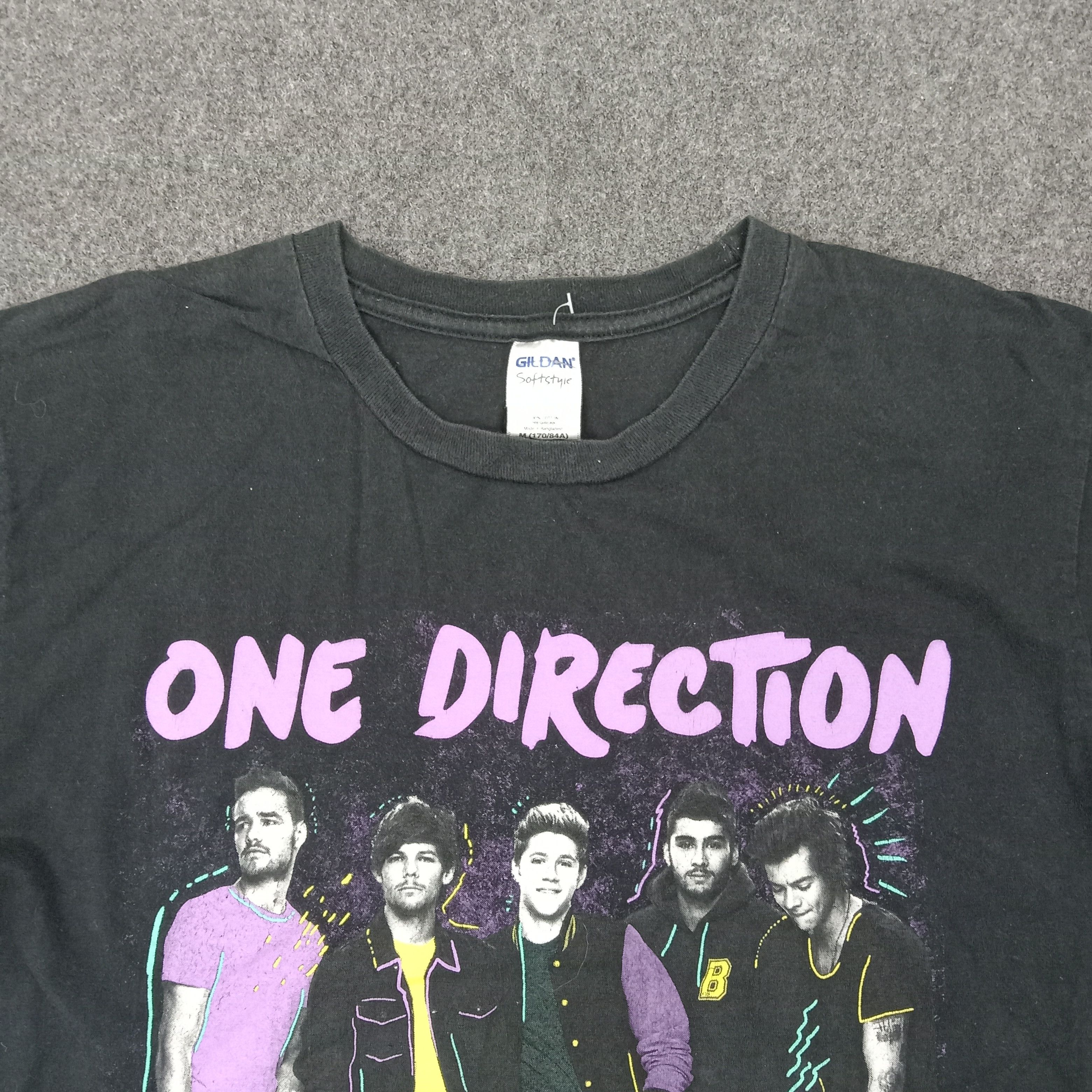 Band Tees One Direction On The Road Again Tour Band Tshirt C267N54 Size US M / EU 48-50 / 2 - 4 Thumbnail