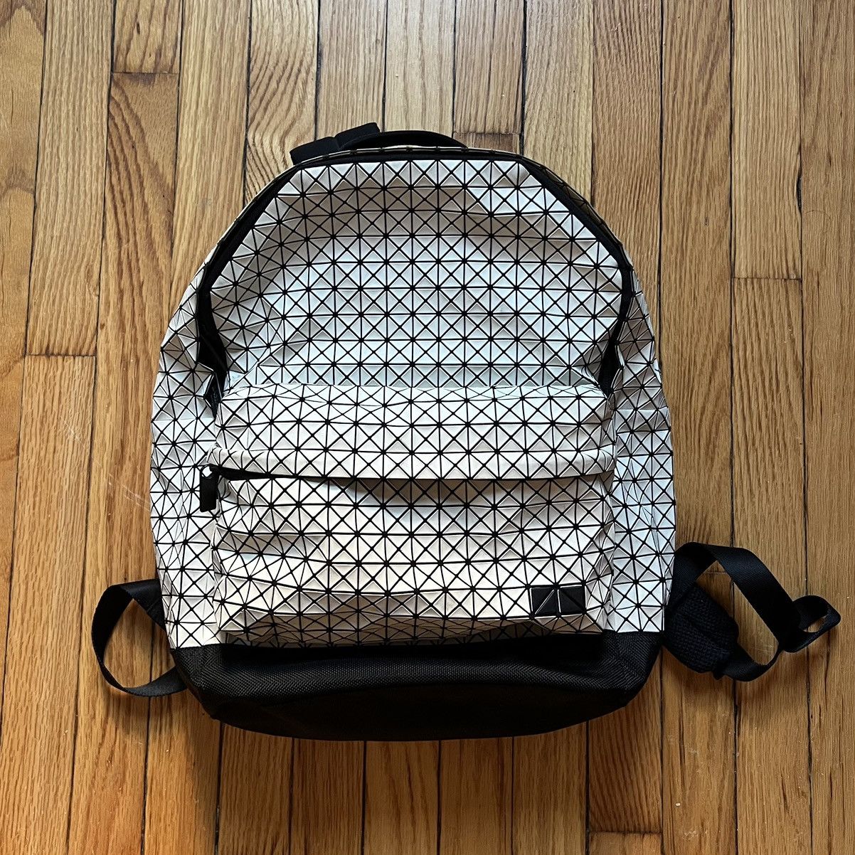 ISSAY MIYAKE BAO BAOリュックタイプバッグ(白) Bao Bao Issey Miyake Flat Backpack – JapanHandbag