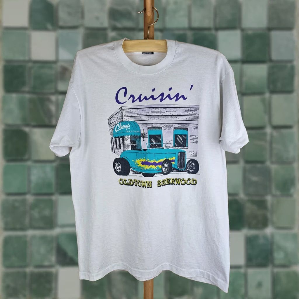Fruit Of The Loom VINTAGE 90' CRUISIN OLDTOWN SHERWOOD HOT ROD SINGLE STITCH T-SHIRT SZ XL Shirt Mens XL White Cotton Graphic Stitch Retro Cruisin 90s Shirts Size US XL / EU 56 / 4 - 1 Thumbnail