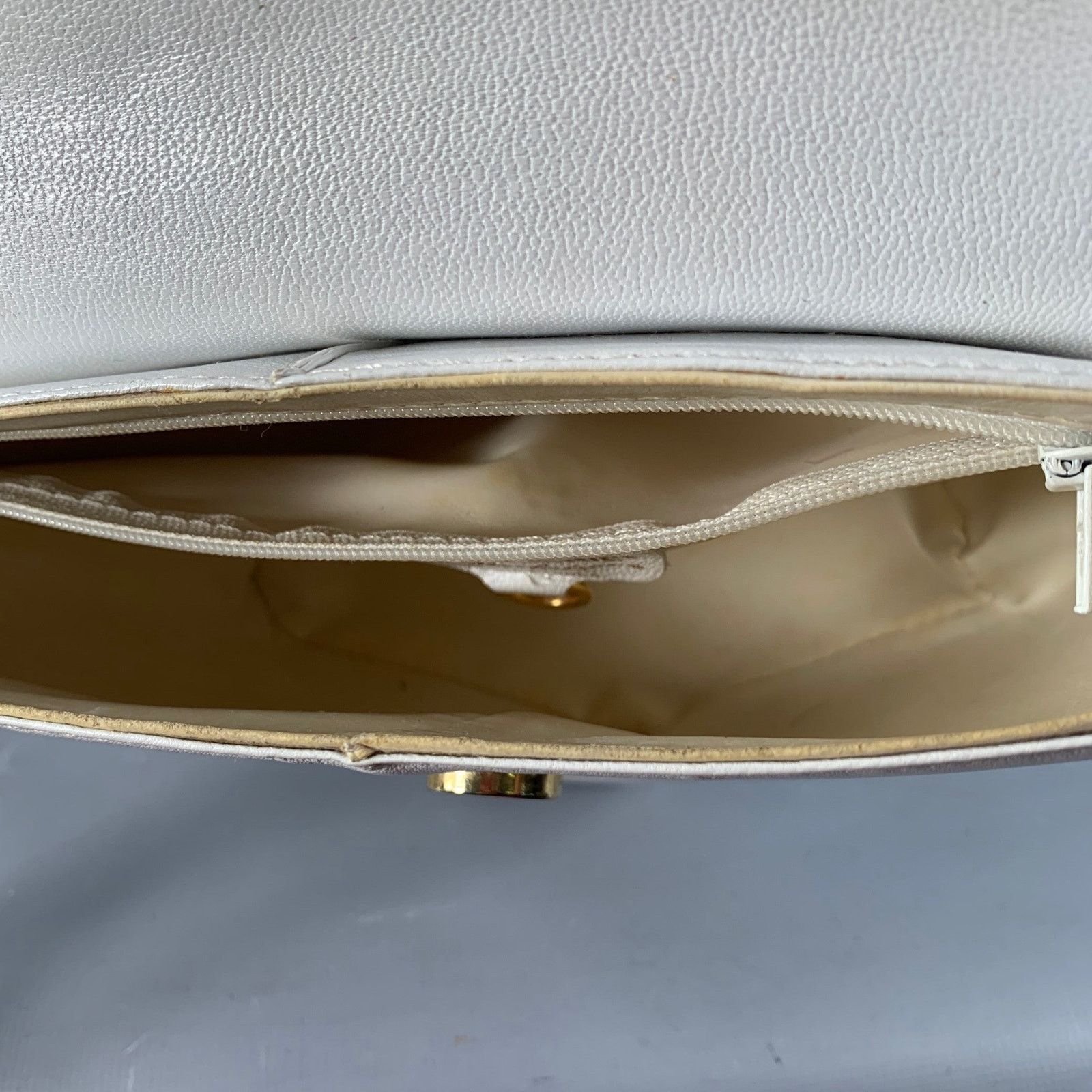 Other Vintage One Size White Leather Crossbody Handbag Size ONE SIZE - 9 Thumbnail