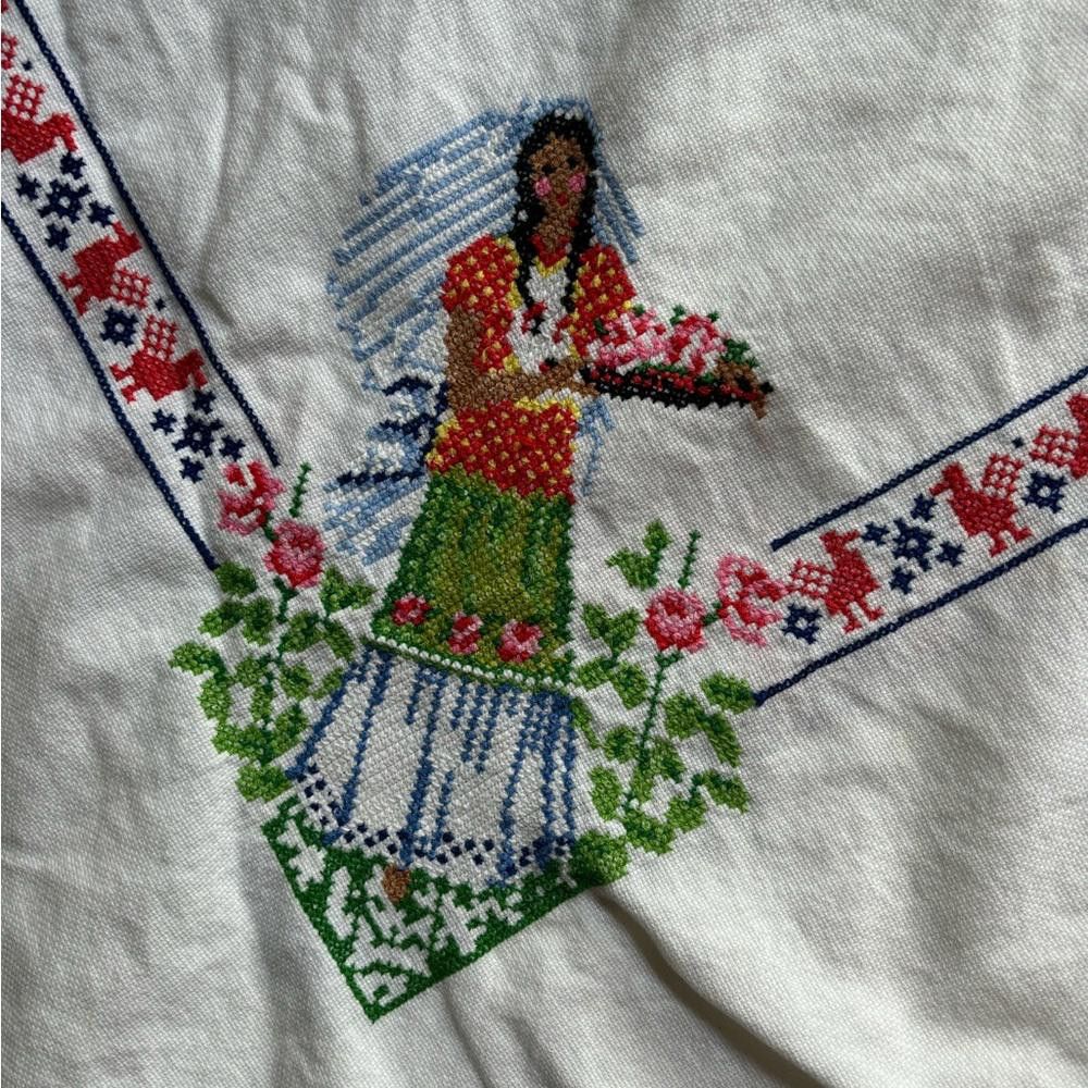 Designer Vintage Mexican Embroidered Tablecloth with 12 Napkins Size ONE SIZE - 2 Thumbnail